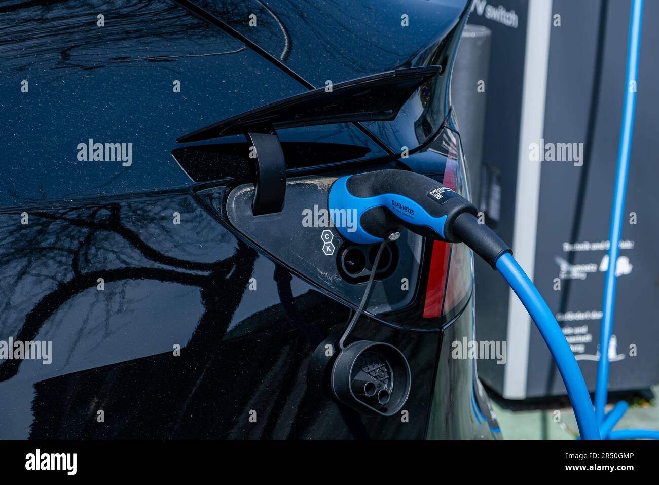Amburgo, Germania - 05 04 2023: Chiusura di un cavo di ricarica su un'auto elettrica per caricare la batteria Foto Stock