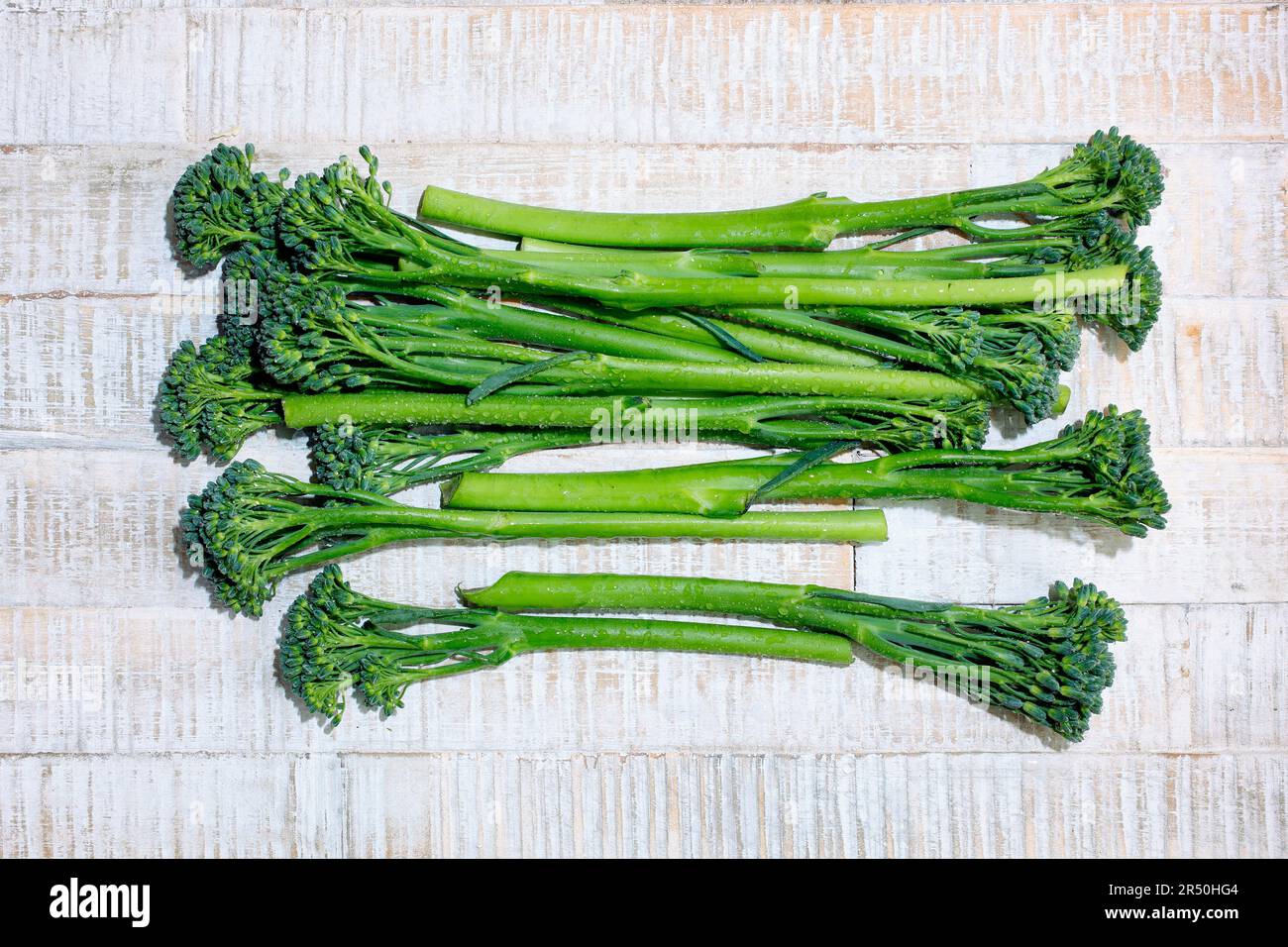 Broccolini su base di legno chiaro Foto Stock