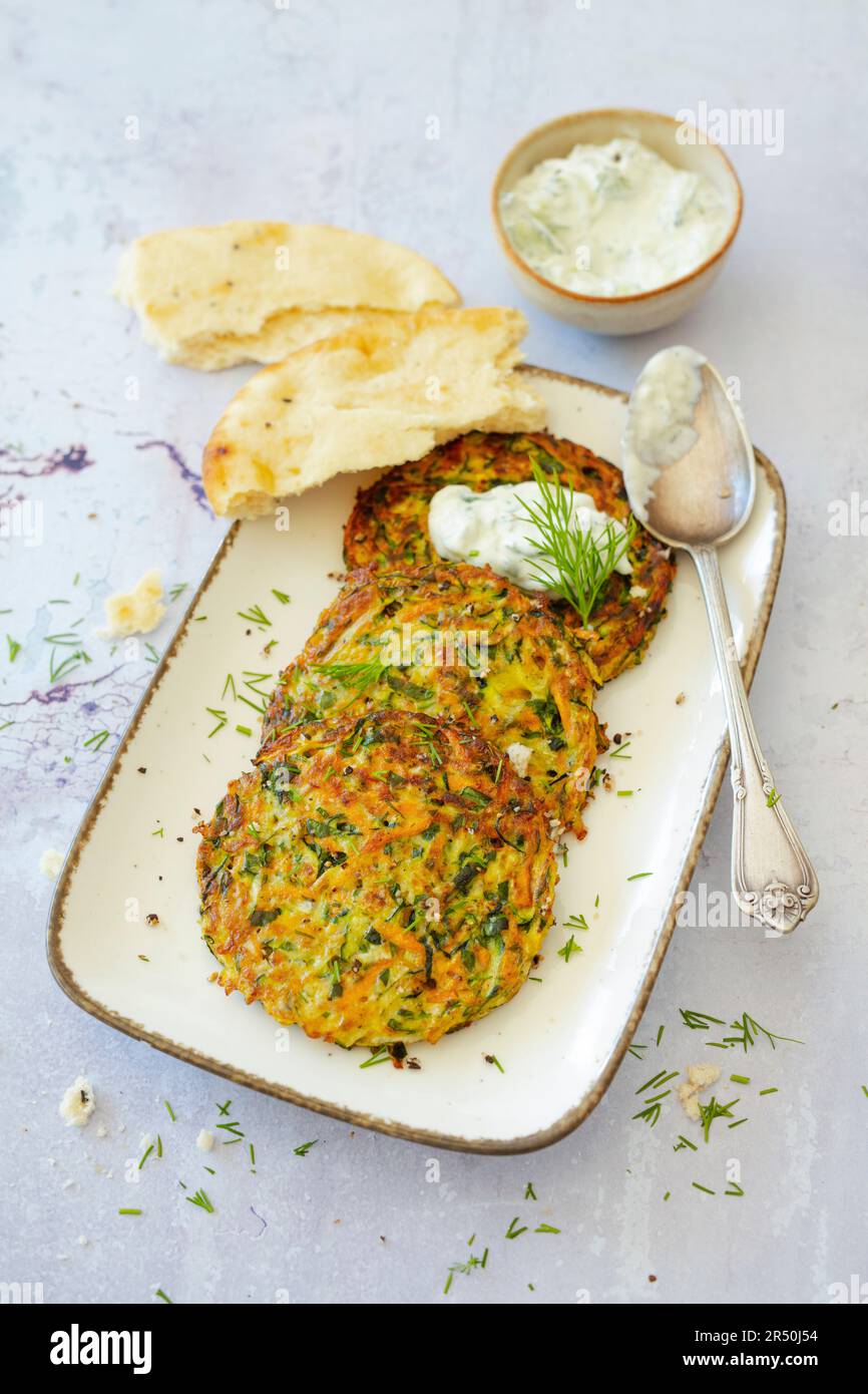 Frittelle di verdure con tzatziki e pane pita (vegetariano) Foto Stock
