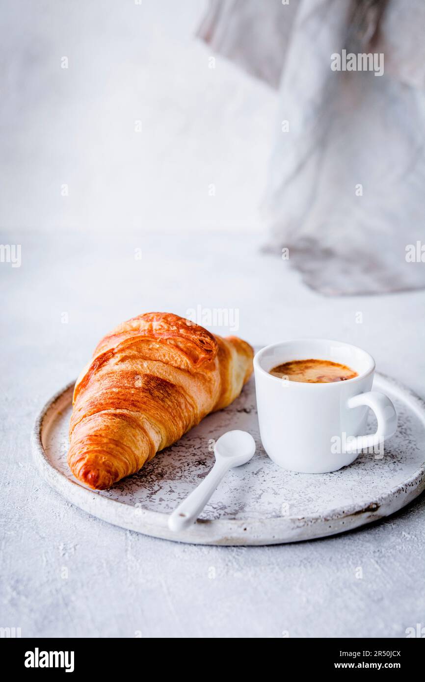 Croissant francese e caffè Foto Stock