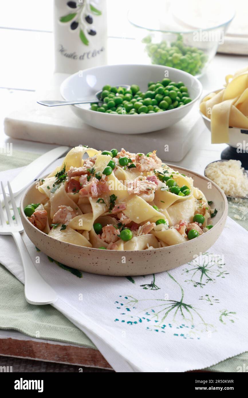 Tagliatelle con pollo, pancetta e piselli verdi Foto Stock