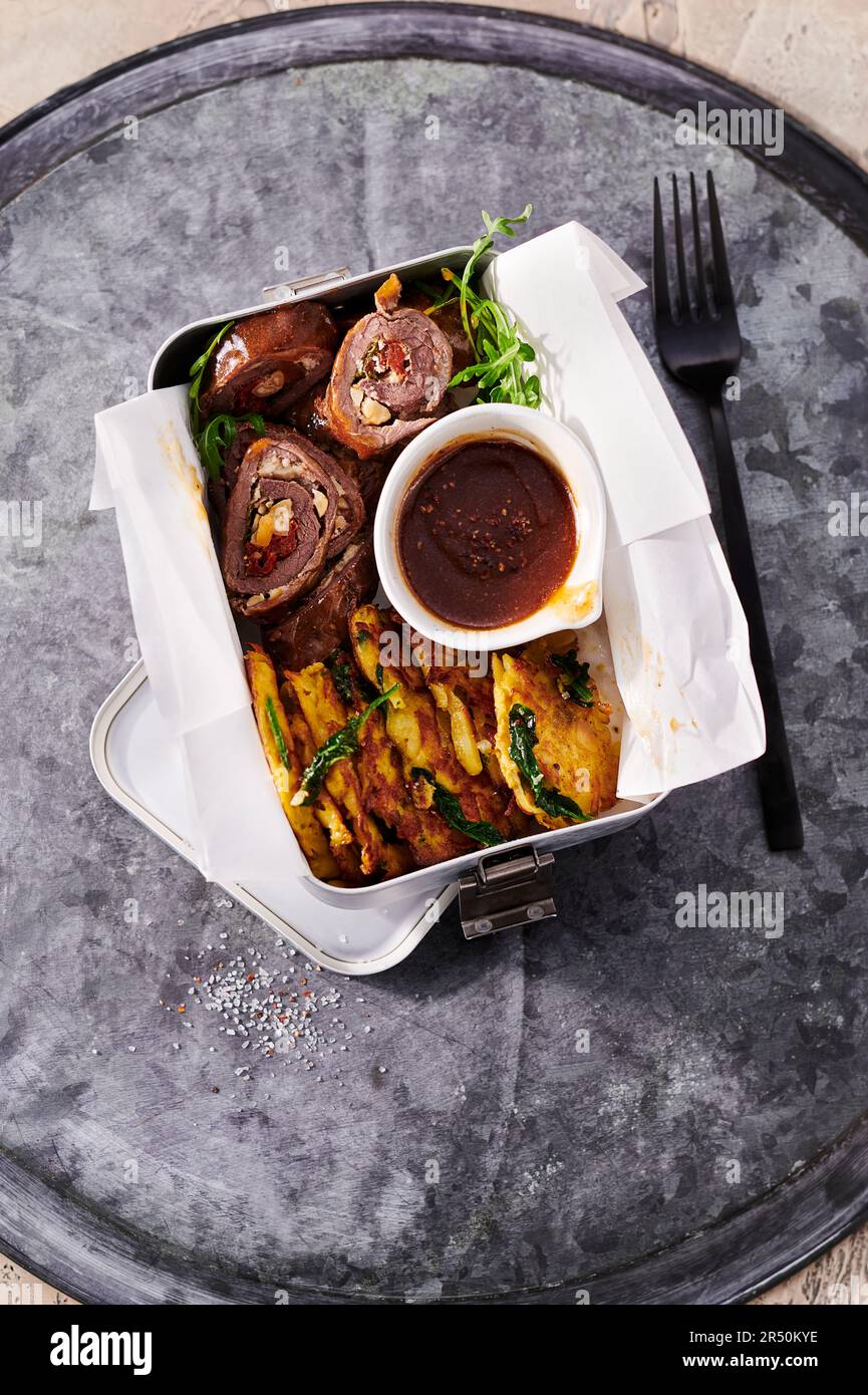 Involtini con frittelle di patate 'To Go' nel pranzo al sacco Foto Stock