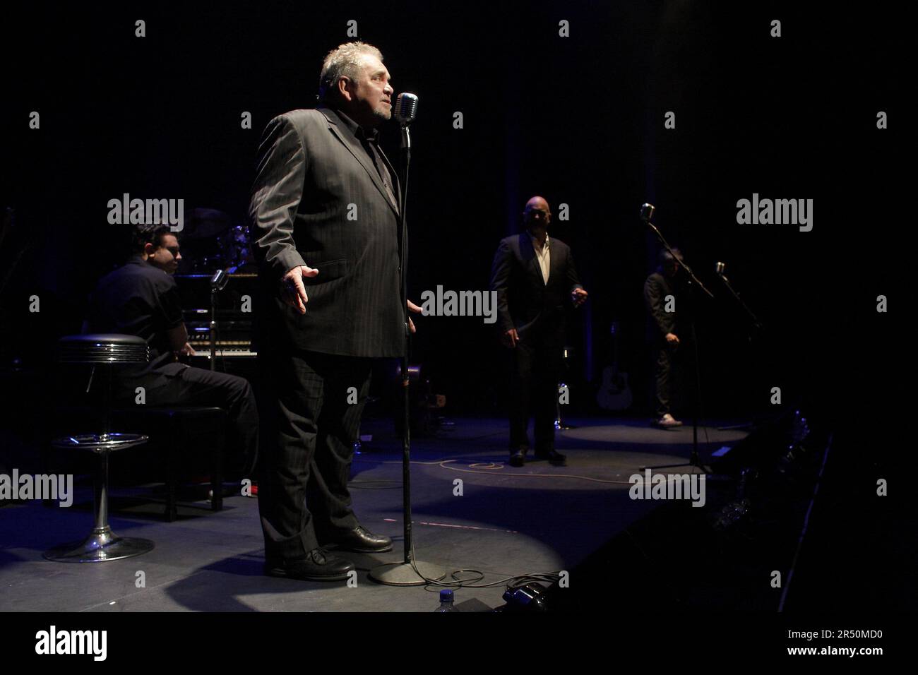 Photo-Call alla Sydney Opera House per la 'Ultimate Rock 'n' Roll Jam Session', con James Blundell, Nick Barker, Doug Parkinson ed Ezra Lee al pianoforte, sostenuta dal 'Sun Studio Trio' di Steve Hadley, Dave Folley e Shannon Bourne. In occasione della loro prossima serie di spettacoli live di Sydney, eseguiranno famosi brani di Elvis Presley, Johnny Cash, Jerry Lee Lewis e Carl Perkins sulla base del vero evento storico, quando il 4 dicembre 1956 i quattro migliori artisti americani si incontrarono per caso presso i Sun Studios di Memphis, Tennessee, E ha registrato la "Ultimate Rock 'n' Roll Jam Session". Sydney, Australia - Foto Stock