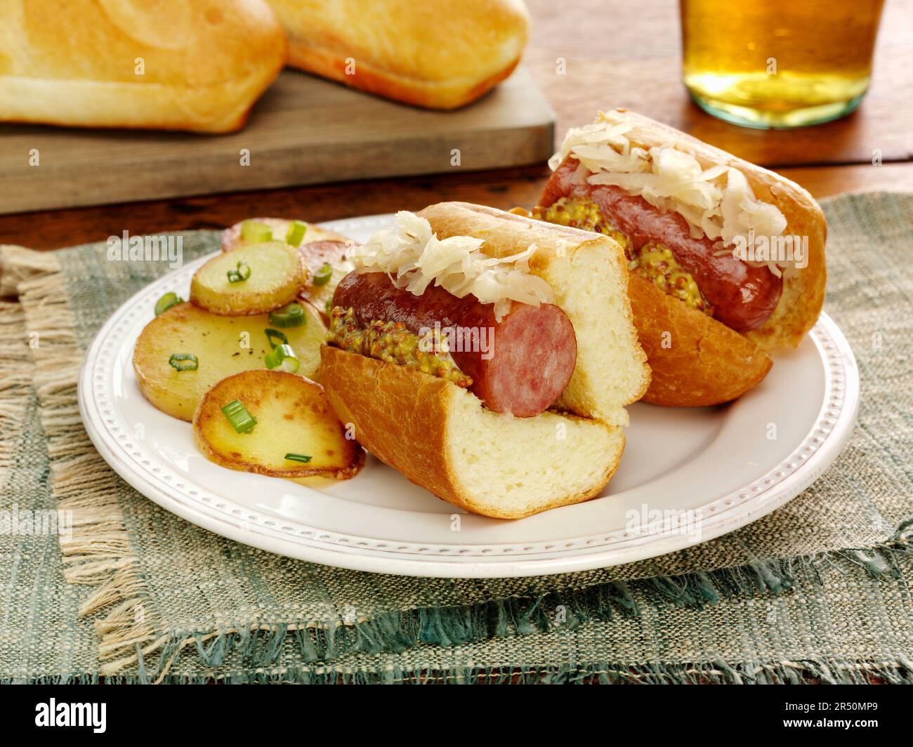 Salsiccia, crauti e senape integrale con patate saltate Foto Stock