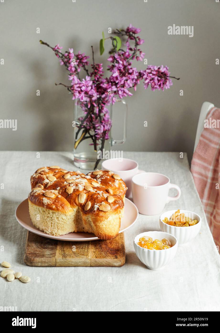 Colomba di Pasqua (tradizionale torta di colomba pasquale con mandorle) Foto Stock