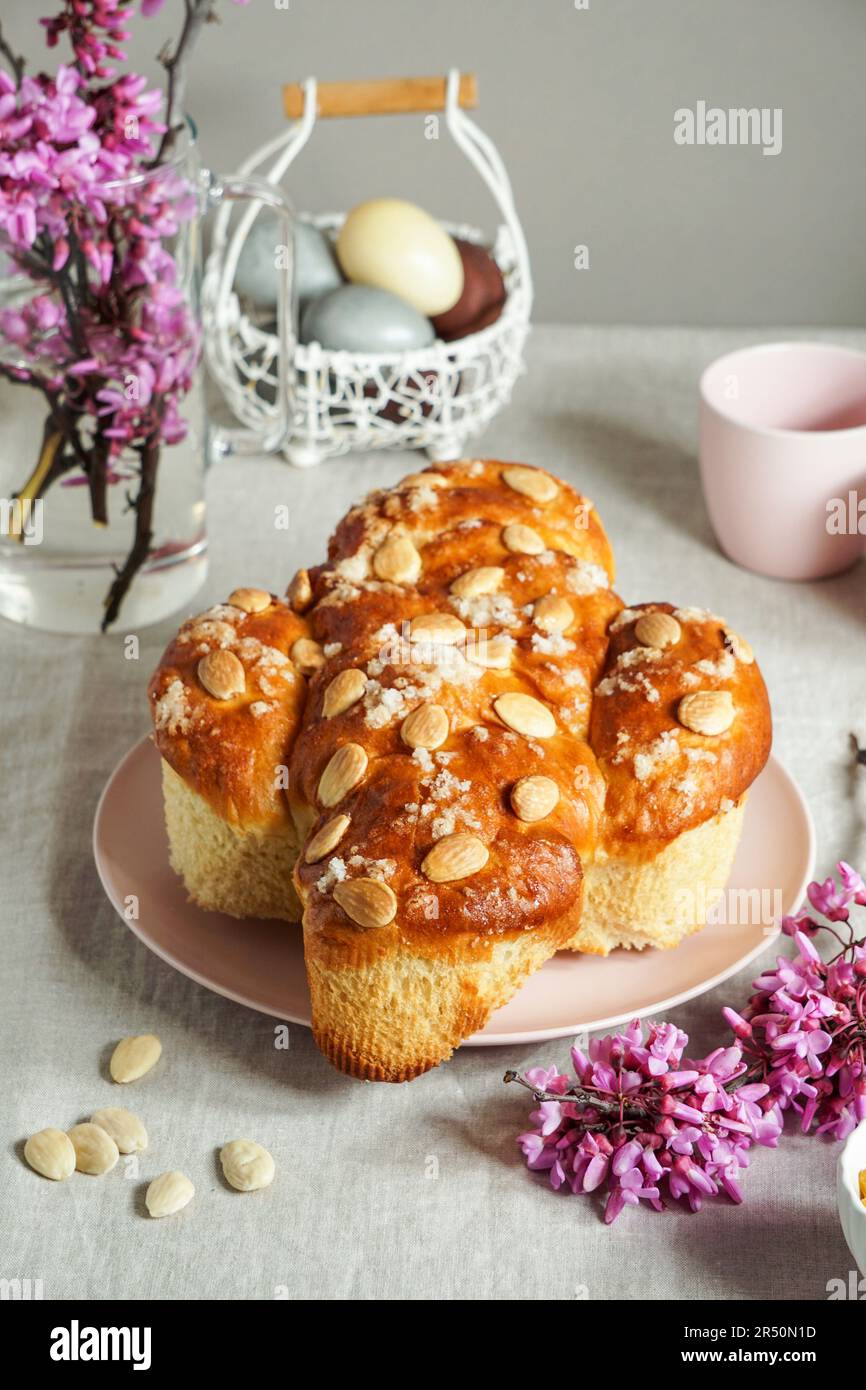 Colomba (tradizionale torta di Pasqua italiana con mandorle) Foto Stock