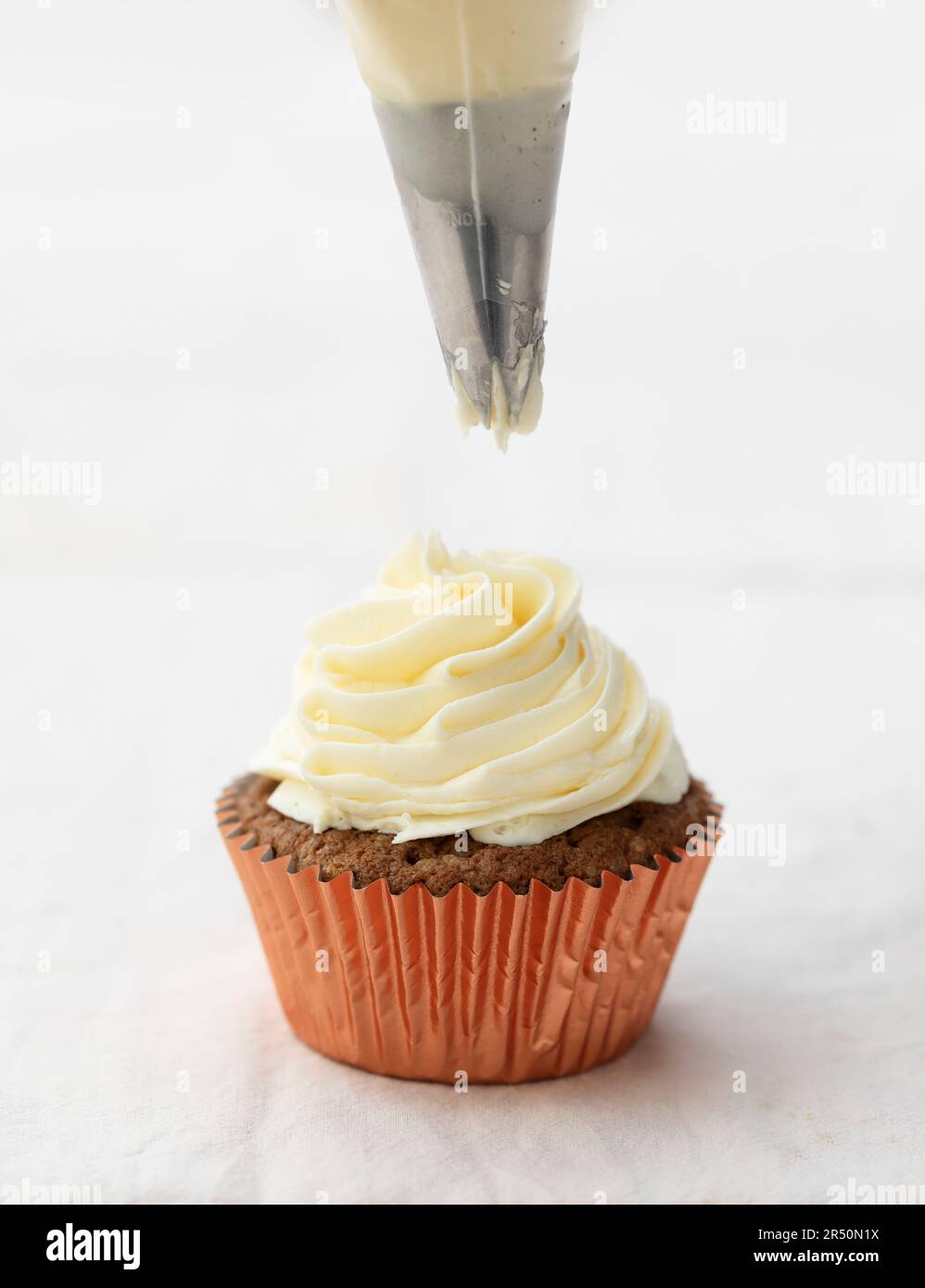 Tubing buttercream su un cupcake chai Foto Stock