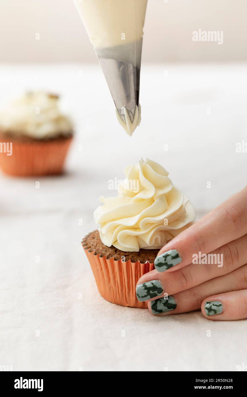 Crema di pipa su cupcake chai Foto Stock