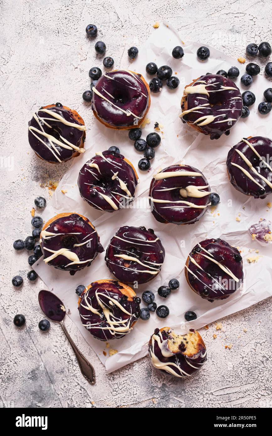Ciambelle con aggiunta di mirtilli e cioccolato bianco Foto Stock