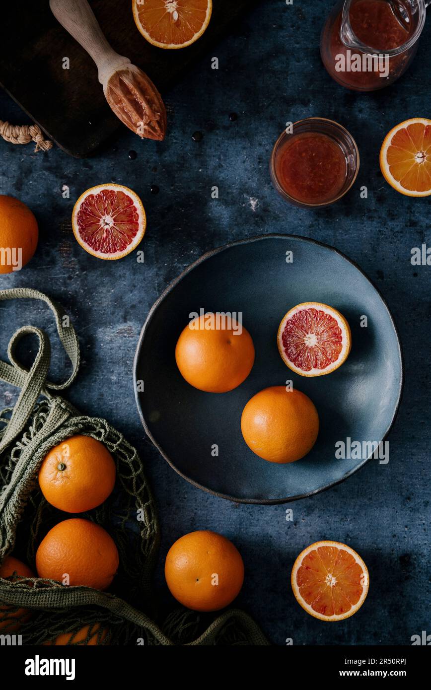 Arance di sangue siciliane a fette e succo d'arancia rosso fresco Foto Stock