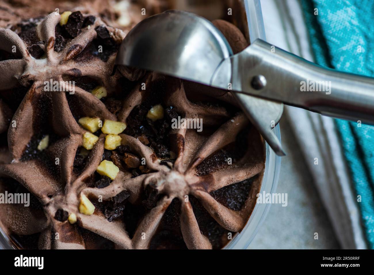 Gelato al cioccolato dolce fatto in casa con noci servito in una tazza Foto Stock