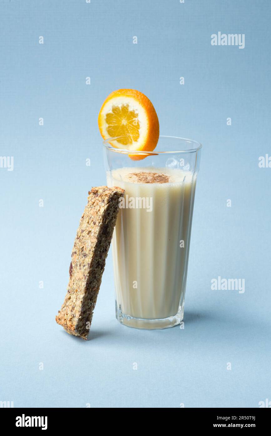 Milkshake arancione con una barra proteica Foto Stock
