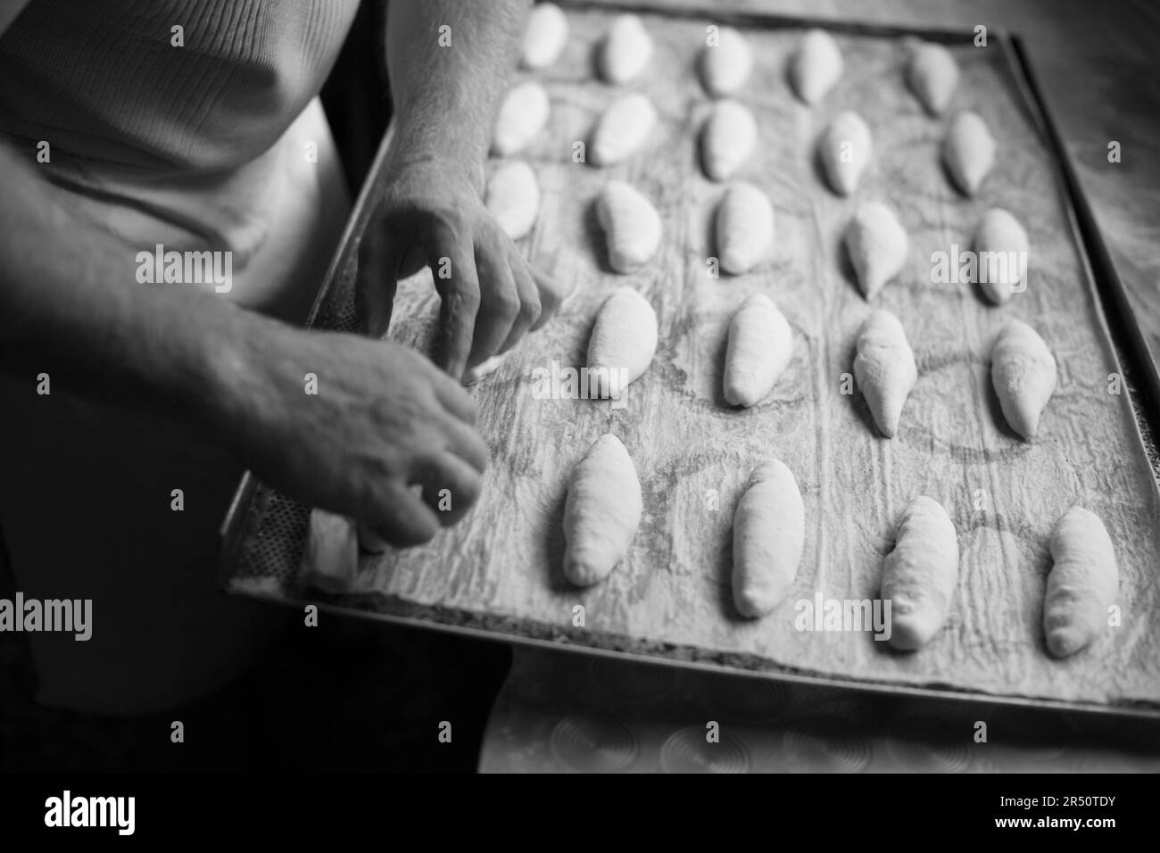 Panettiere che forma piccoli rotoli Foto Stock