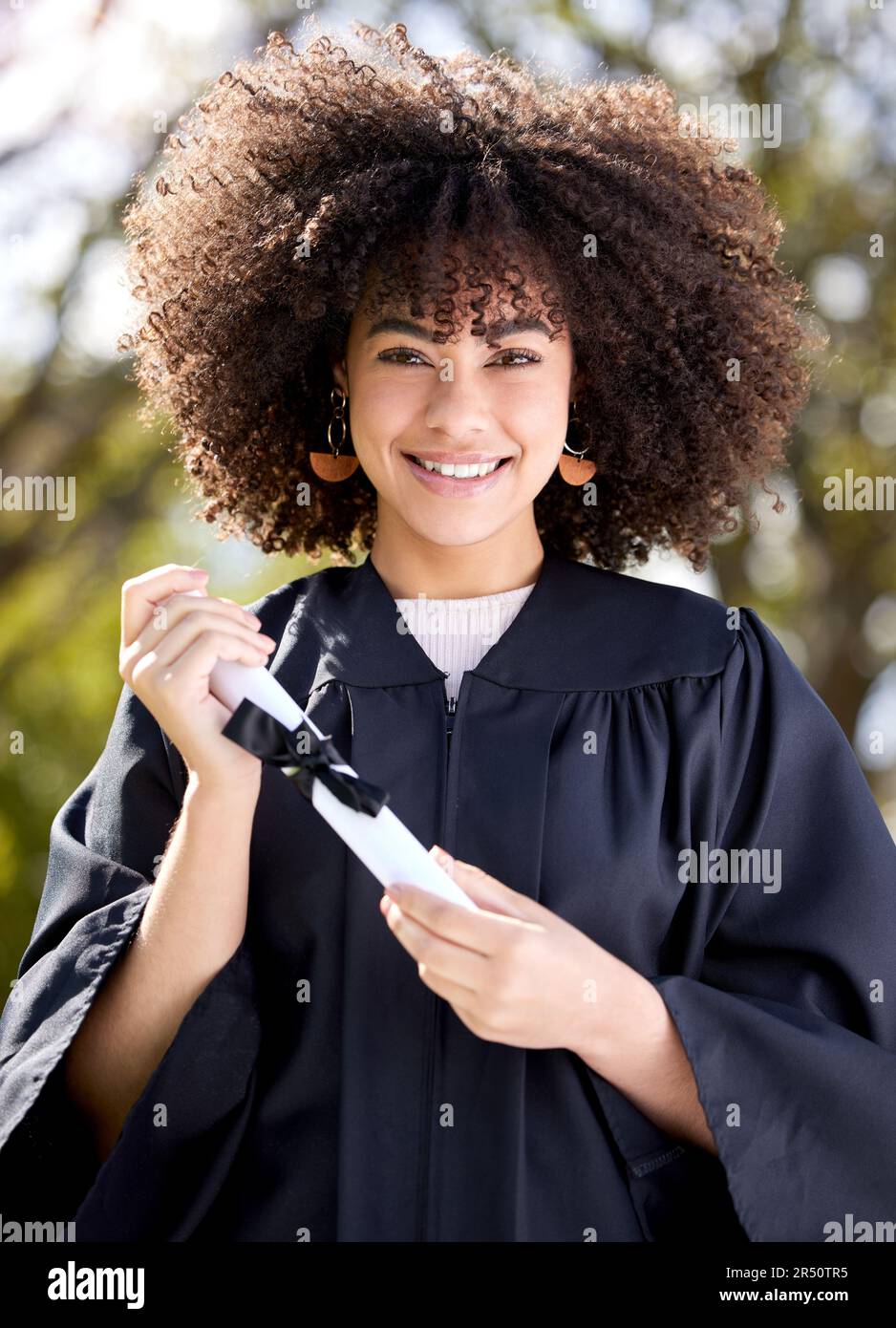 Donna, felice nel ritratto con diploma e successo, qualificazione educativa e realizzazione con felicità. Certificato, laurea e vittoria accademica con Foto Stock