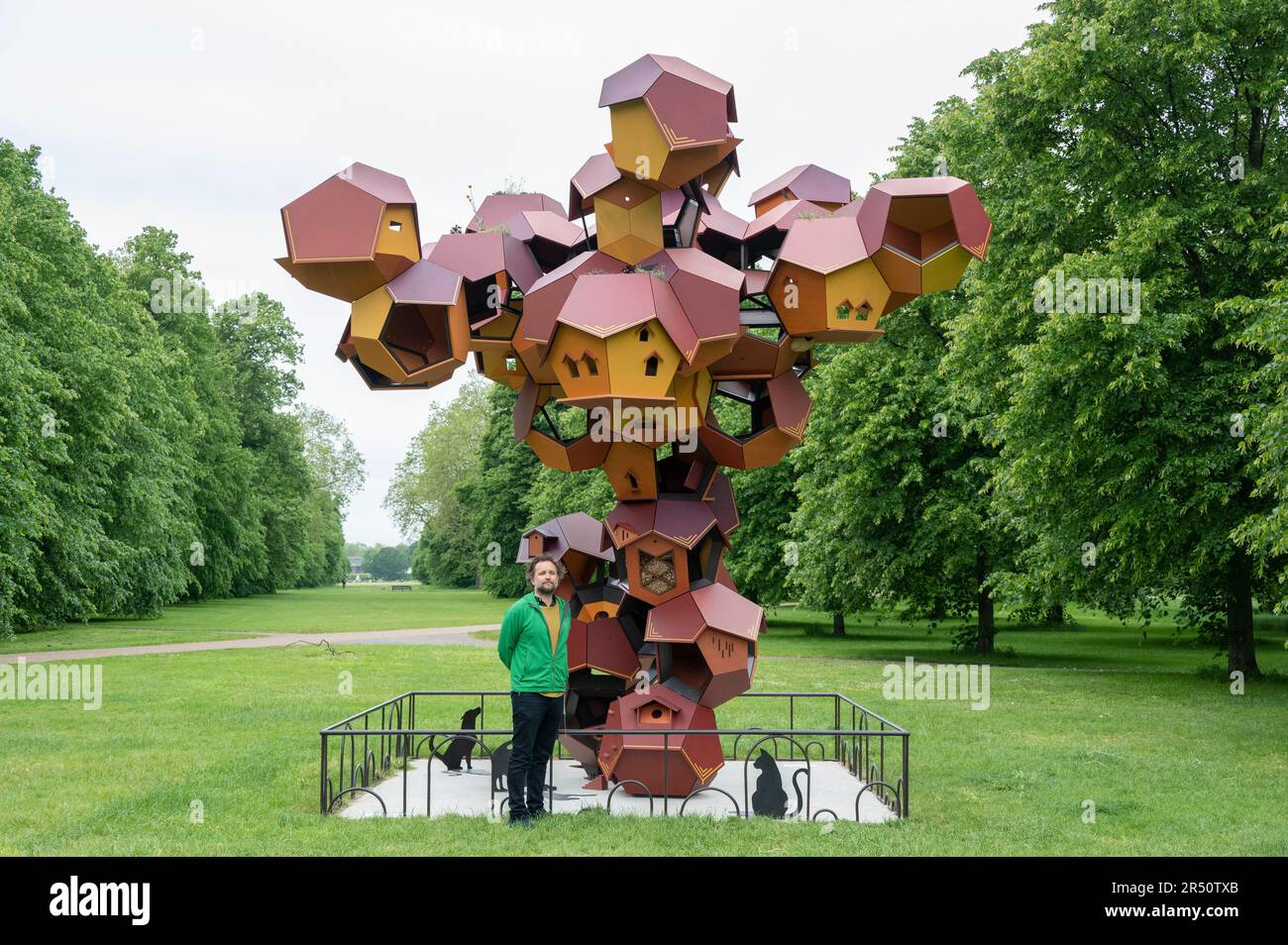 Serpentina Sud, Londra, Regno Unito. 31st maggio, 2023. Tomás Saraceno (nella foto) in collaborazione: Web(s) of Life è una mostra collaborativa e multispeciae che approfondisce il modo in cui forme di vita, tecnologie e sistemi energetici diversi sono connessi nell'emergenza climatica. Una nuova scultura su larga scala di Tomás Saraceno, creata come habitat per la fauna selvatica di Hyde Park, viene svelata dall'artista. La nuova mostra di Tomás Saraceno a Serpentine Sud invita anche la biodiversità del parco e la visita degli animali nella galleria per la prima volta. Credit: Malcolm Park/Alamy Live News Foto Stock