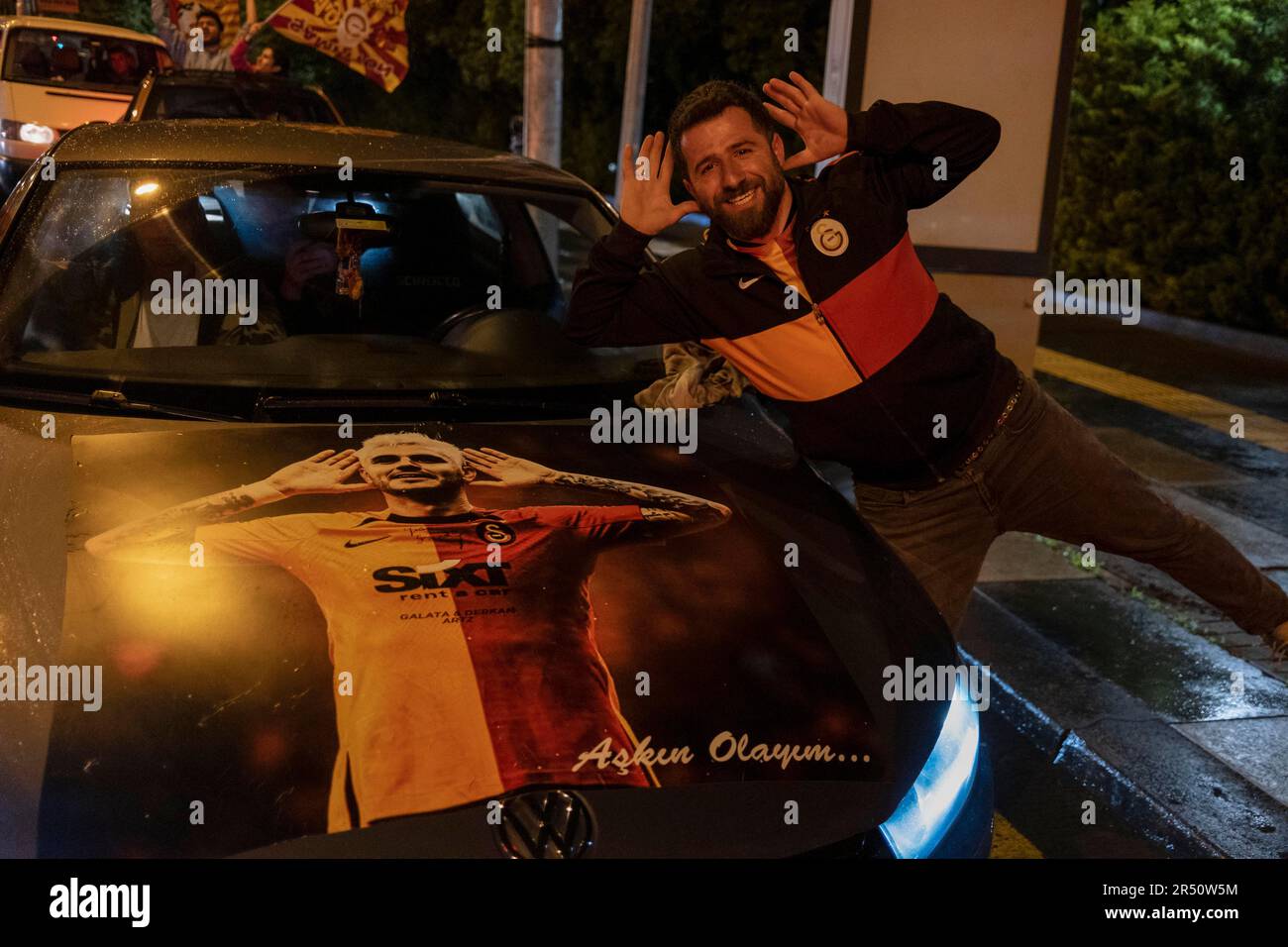Ankara, Turchia. 30th maggio, 2023. Un fan sta impersonando Mauro Icardi accanto ad una foto di lui sulla sua auto. Sconfiggendo la MKE Ankaragucu 4-1 di distanza in Spor Toto Super League, Galatasaray ha dichiarato il suo campionato 2 settimane prima della fine Il team giallo-rosso è diventato così il campione di campionato per la 23rd volta dopo 3 anni. Raggiungendo il campionato nel 100th° anniversario della Repubblica di Turchia, il campionato di Galatasaray è stato celebrato con entusiasmo in Turchia e in molte parti del mondo. Credit: SOPA Images Limited/Alamy Live News Foto Stock