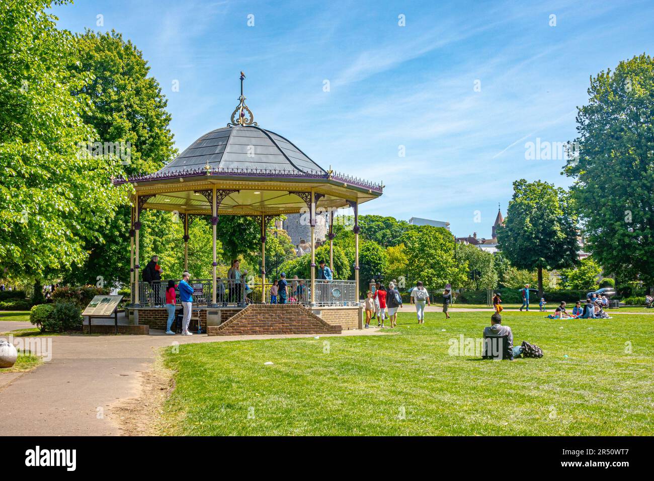 La band si trova ad Alexandra Gardens a Windsor, Regno Unito. Il parco è lussureggiante e verde con alberi ed erba. Foto Stock