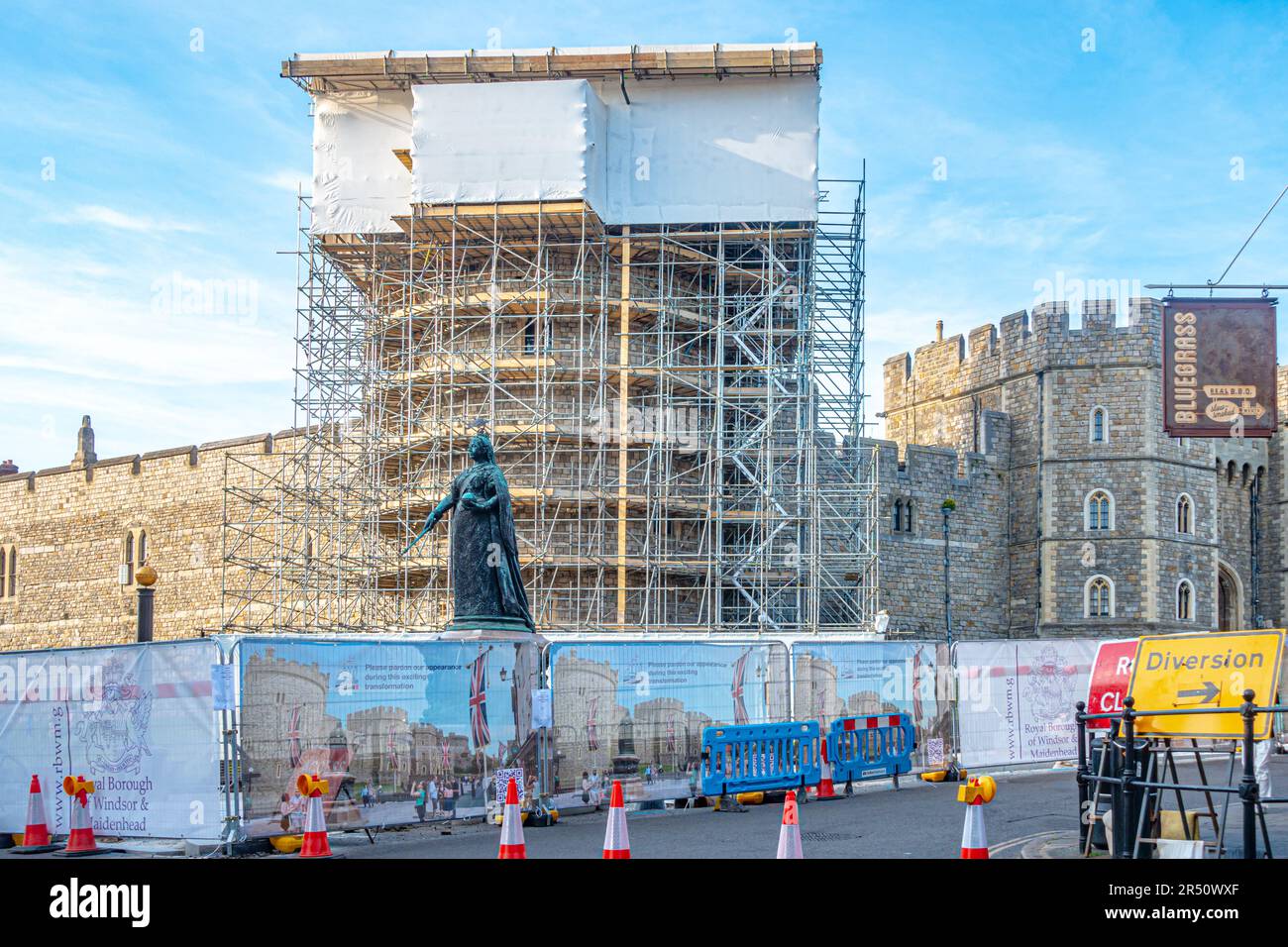 Ponteggi eretti dietro un angolo del Castello di Windsor nel Berkshire, Regno Unito per consentire l'esecuzione di lavori di riparazione e manutenzione. Foto Stock