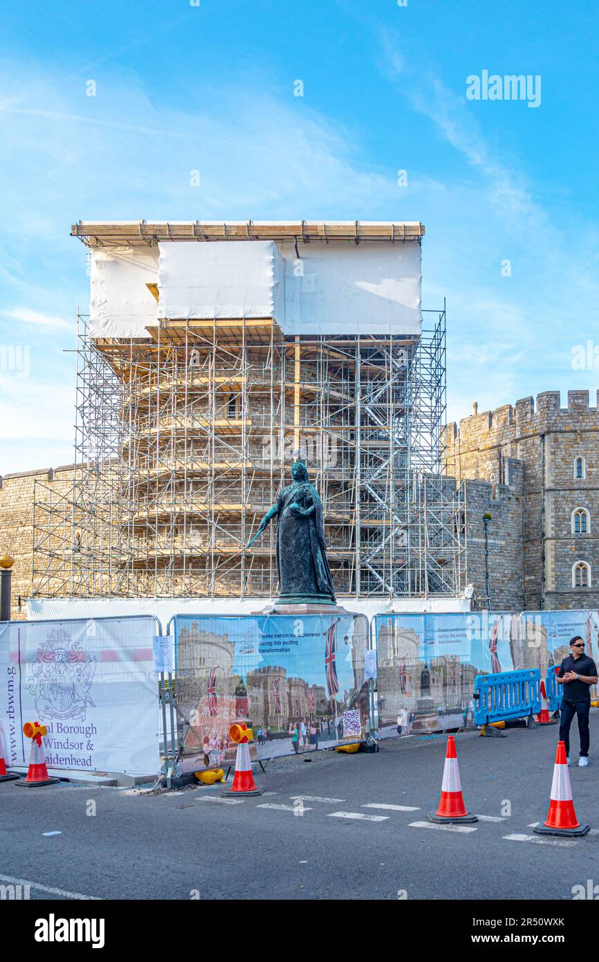 Ponteggi eretti dietro un angolo del Castello di Windsor nel Berkshire, Regno Unito per consentire l'esecuzione di lavori di riparazione e manutenzione. Foto Stock