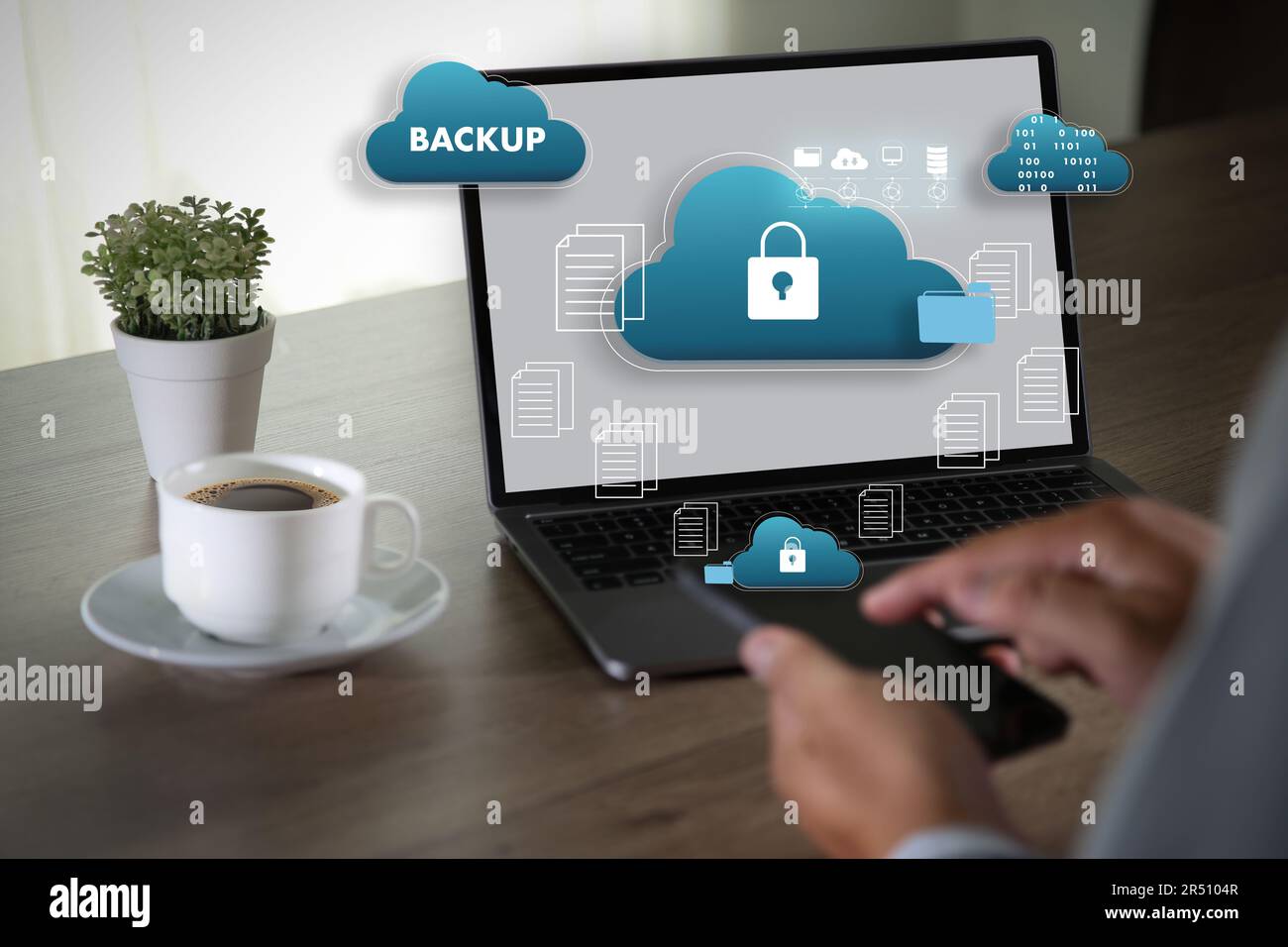 storage backup download computing dati digitali trasferimento database documenti cloud su laptop comunicazione concetto trasferimento download condivisione multimed Foto Stock