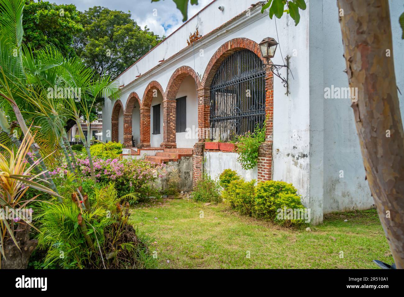 Vista dell'edificio coloniale in Plaza de la Hispanidad, Santo Domingo, Repubblica Dominicana, Indie occidentali, Caraibi, America centrale Foto Stock