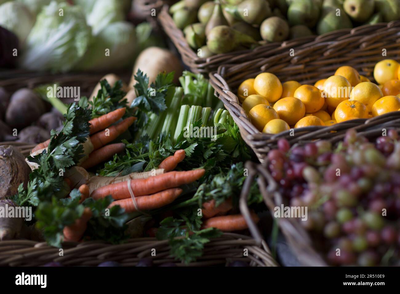 Ortaggi e frutta in una bancarella del mercato Foto Stock