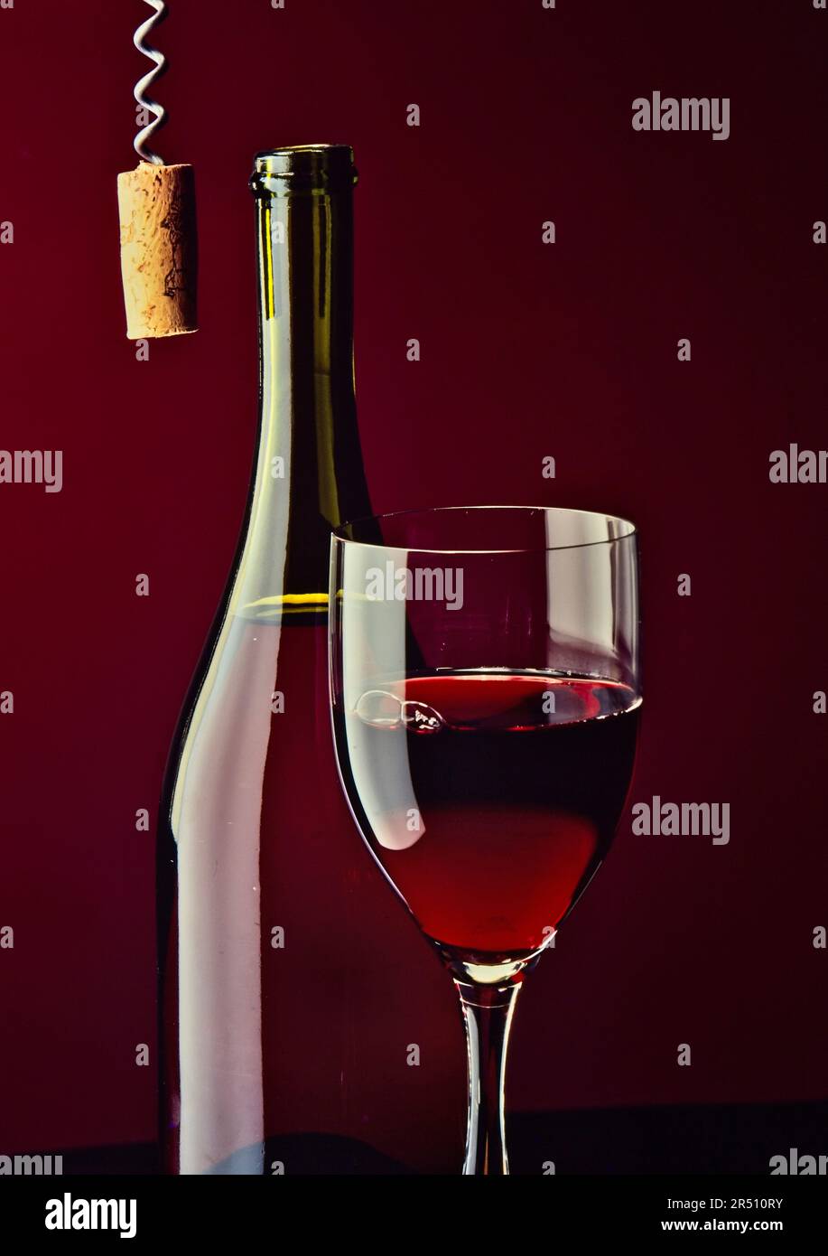 Vino rosso al bicchiere e in bottiglia, con cavatappi Foto Stock