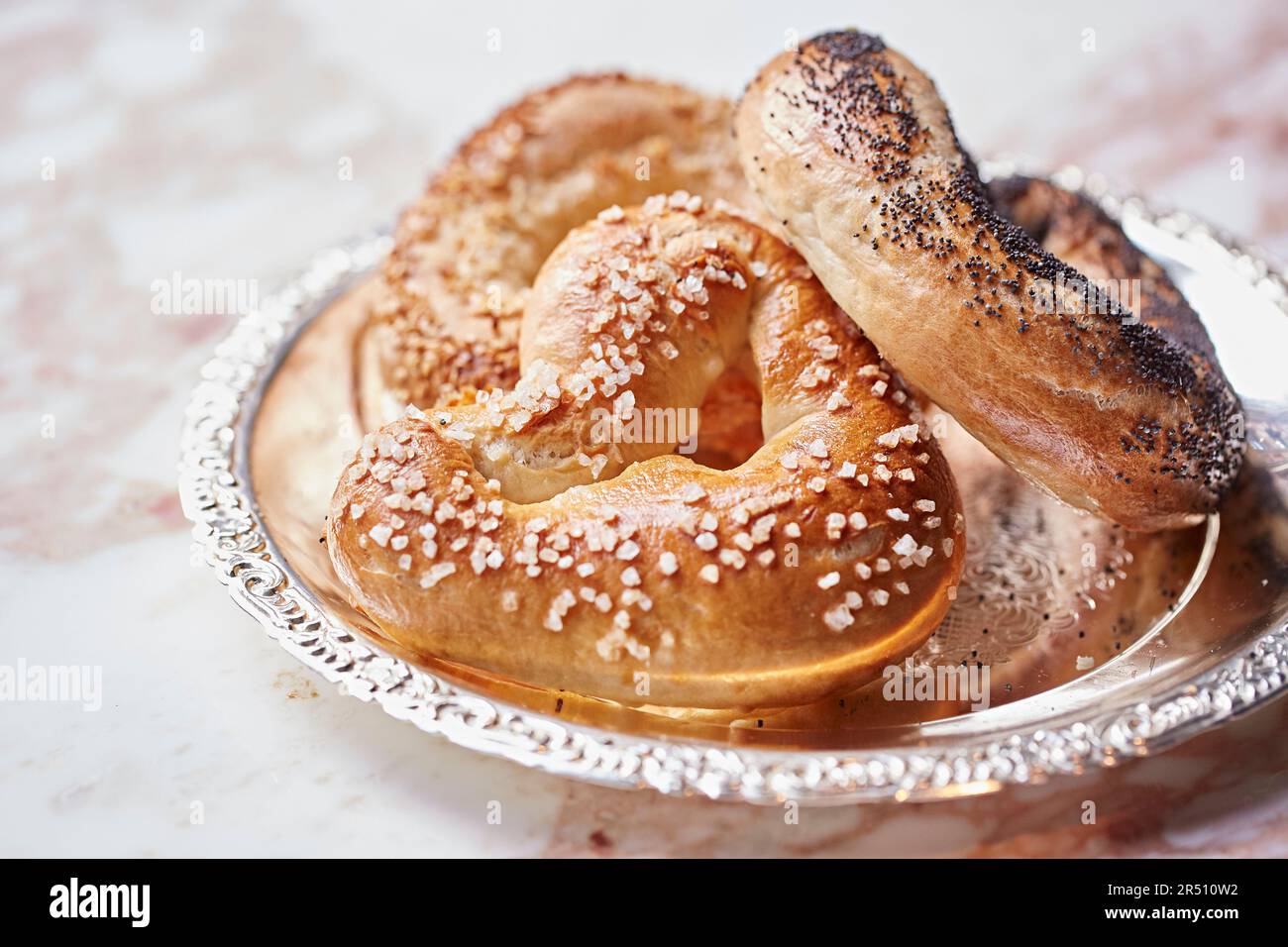Bagel con zucchero perlato e semi di papavero Foto Stock