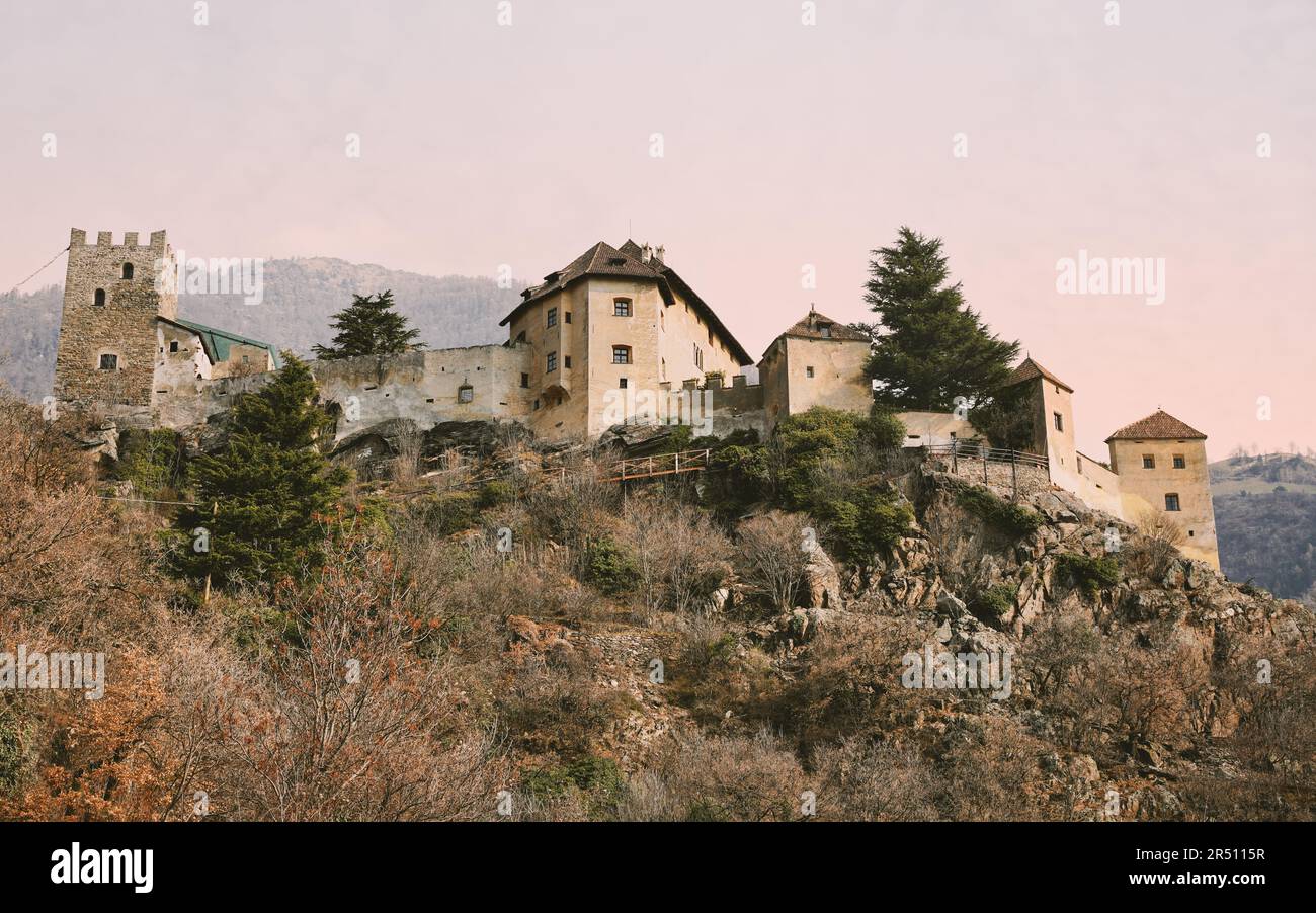 Juval Castello sopra il villaggio di Naturno in Alto Adige, Italia. Il Castello di Juval ospita il Messner Mountain Museum. Foto Stock