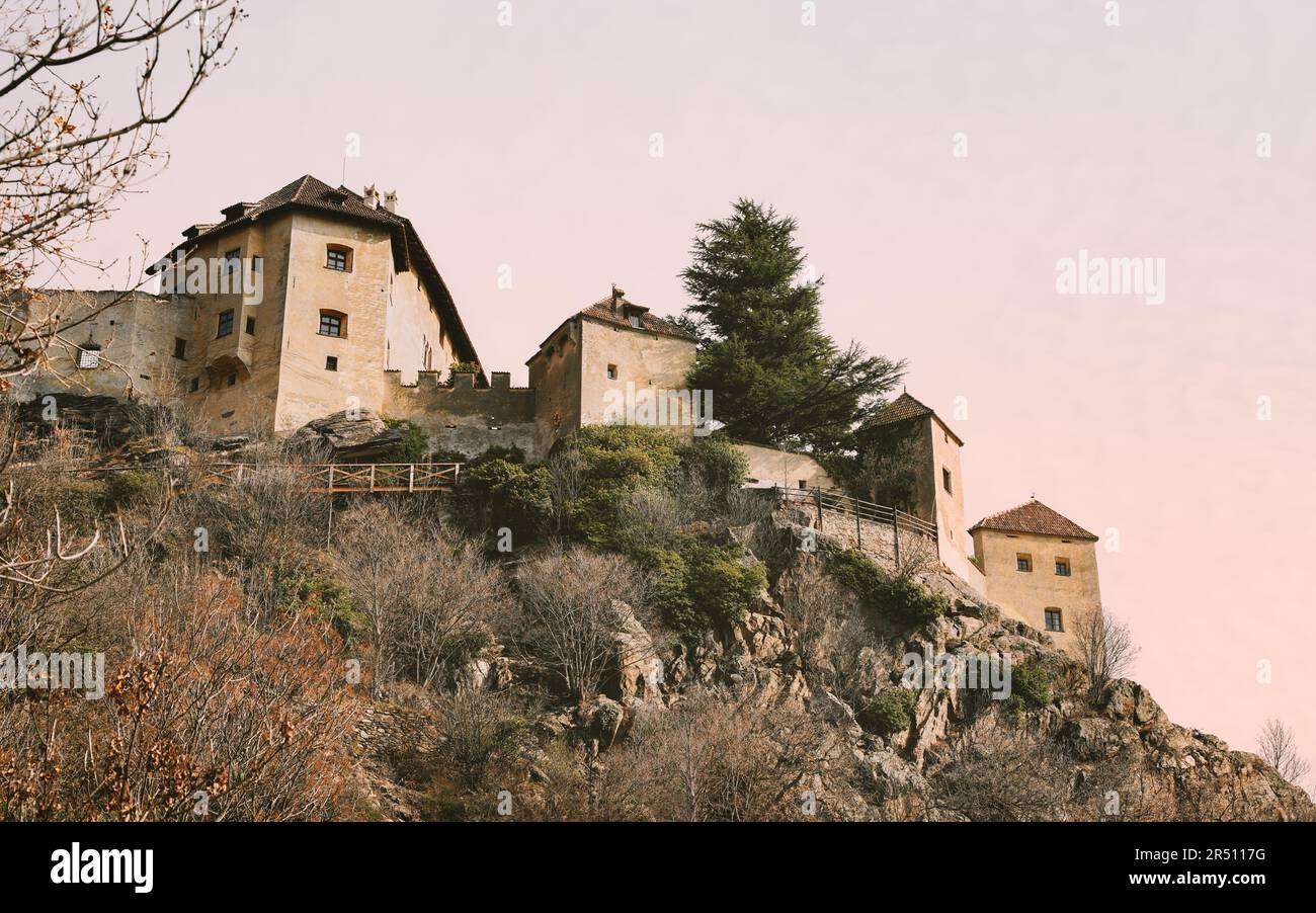 Juval Castello sopra il villaggio di Naturno in Alto Adige, Italia. Il Castello di Juval ospita il Messner Mountain Museum. Foto Stock