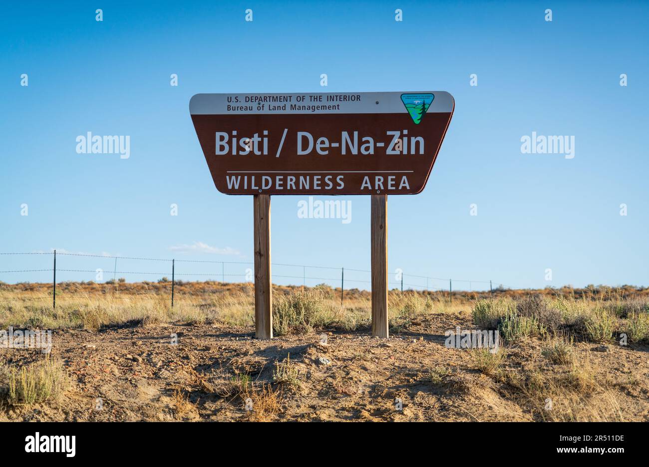 Un arco a forma di scudo illuminato con la scritta Grants, New Mexico, Historic Route 66 brilla di notte con fiamme dipinte sotto. Foto Stock