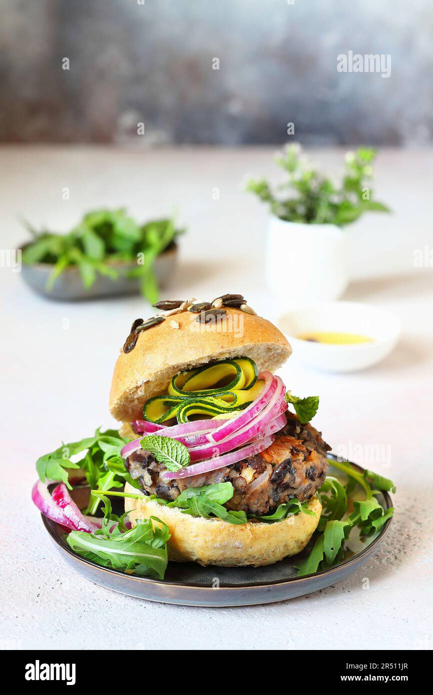 Hamburger panini con fagioli hamburger e cipolle rosse Foto Stock