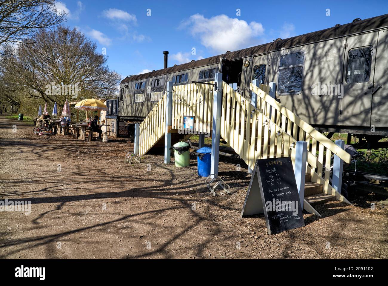 Inusuale conversione di carrozze ferroviarie in un caffè e cena in un ambiente rurale. Inghilterra Regno Unito Foto Stock