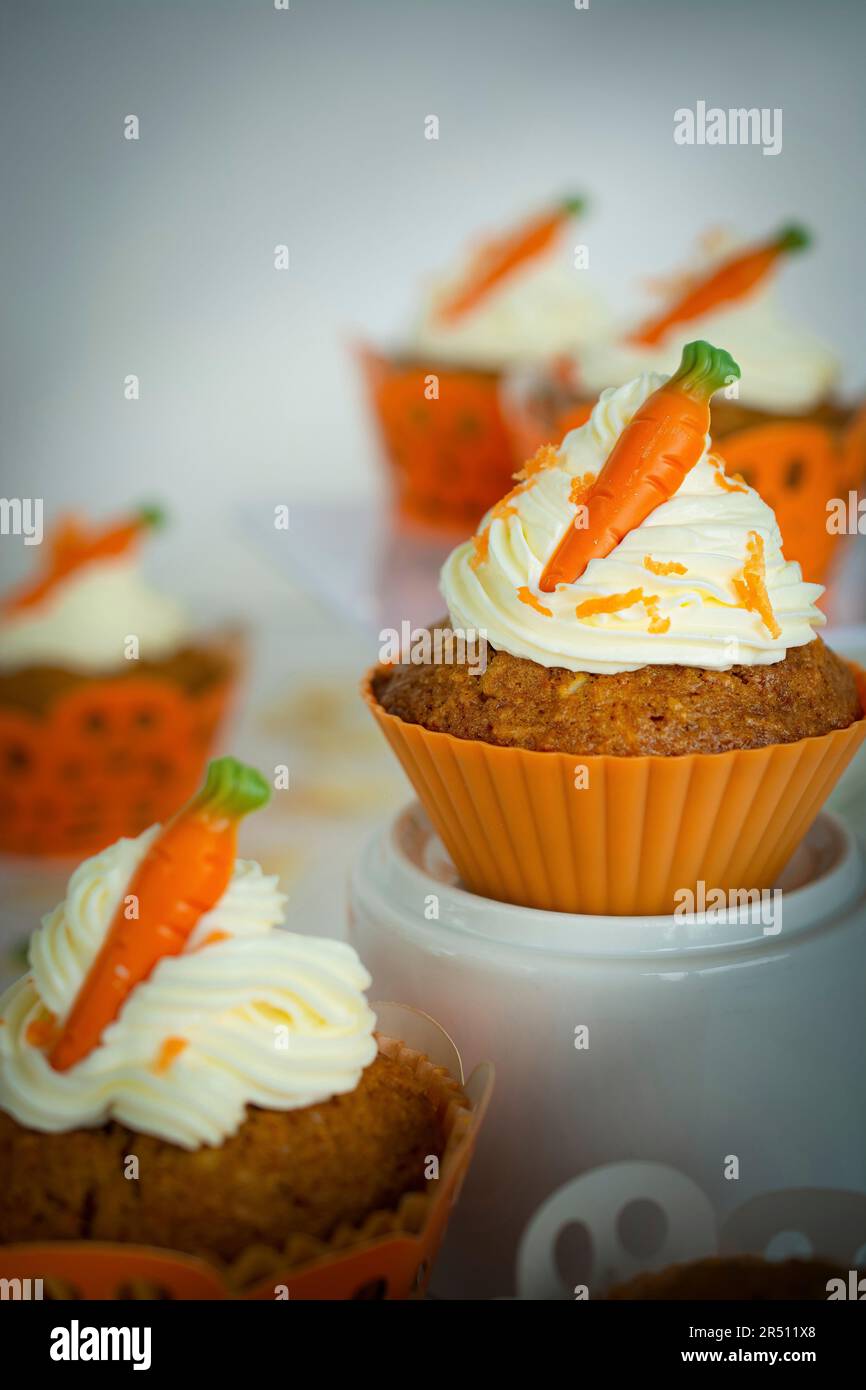 Muffin alle carote con panna Foto Stock