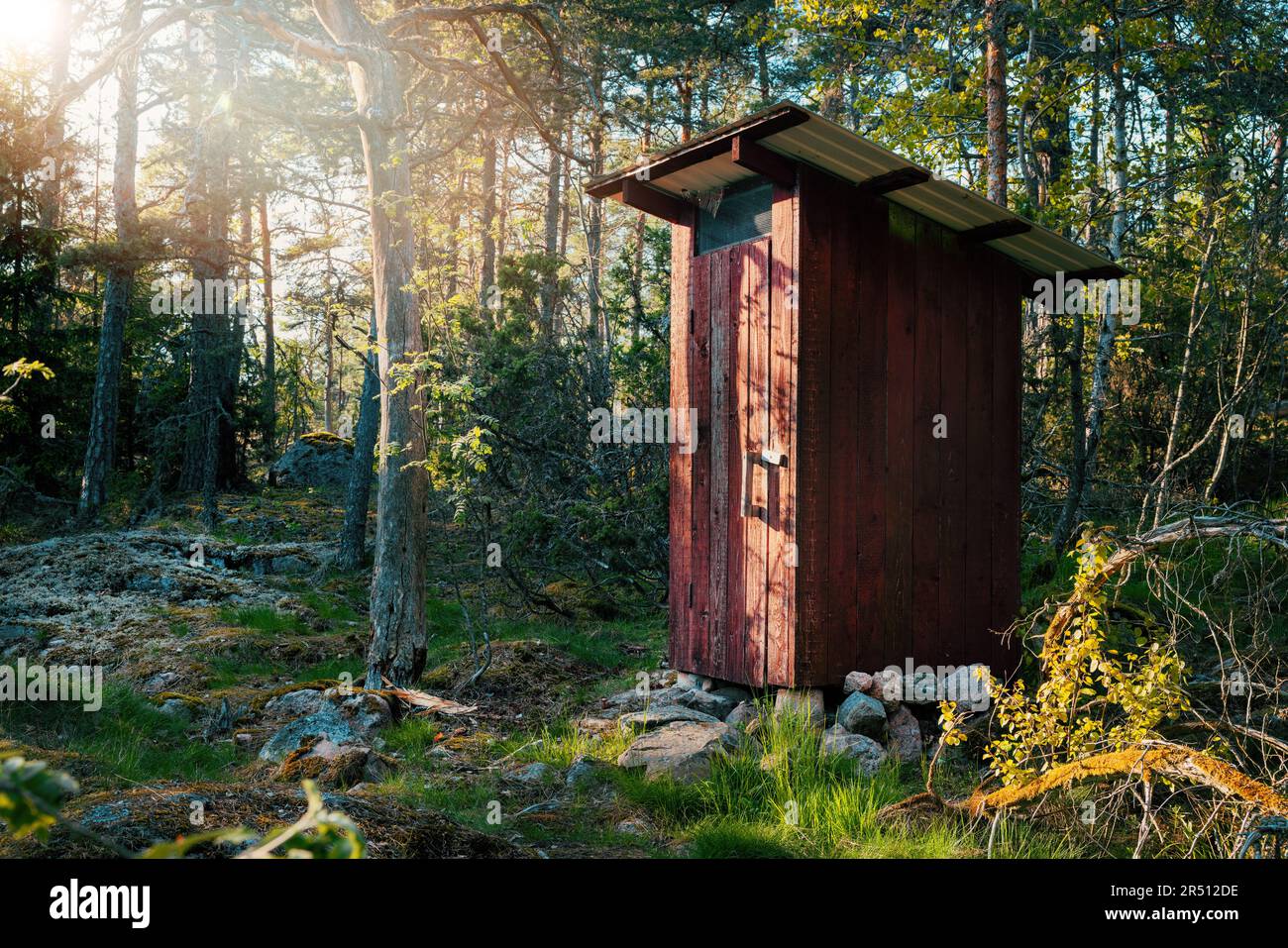 servizi igienici in legno all'aperto nella foresta Foto Stock