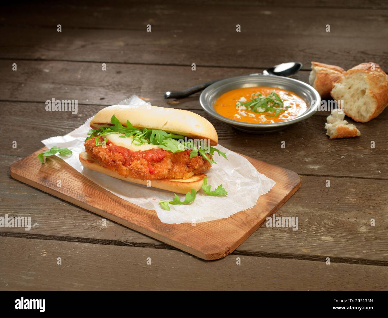 Panino di bistecca siciliana e crema di zuppa di pomodoro Foto Stock