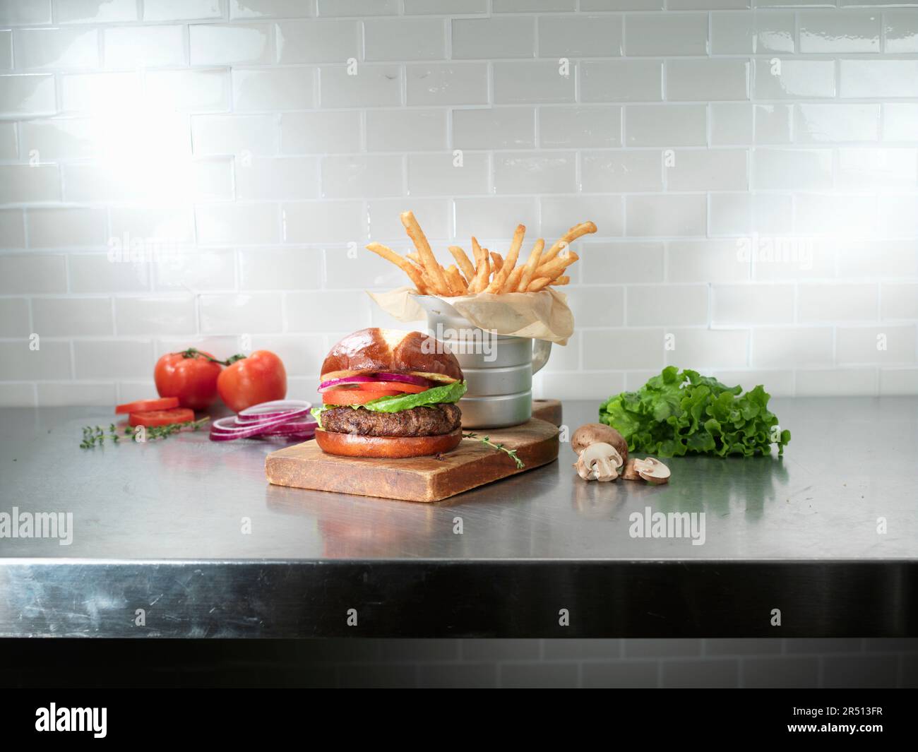 Hamburger vegetariano con patatine fritte Foto Stock