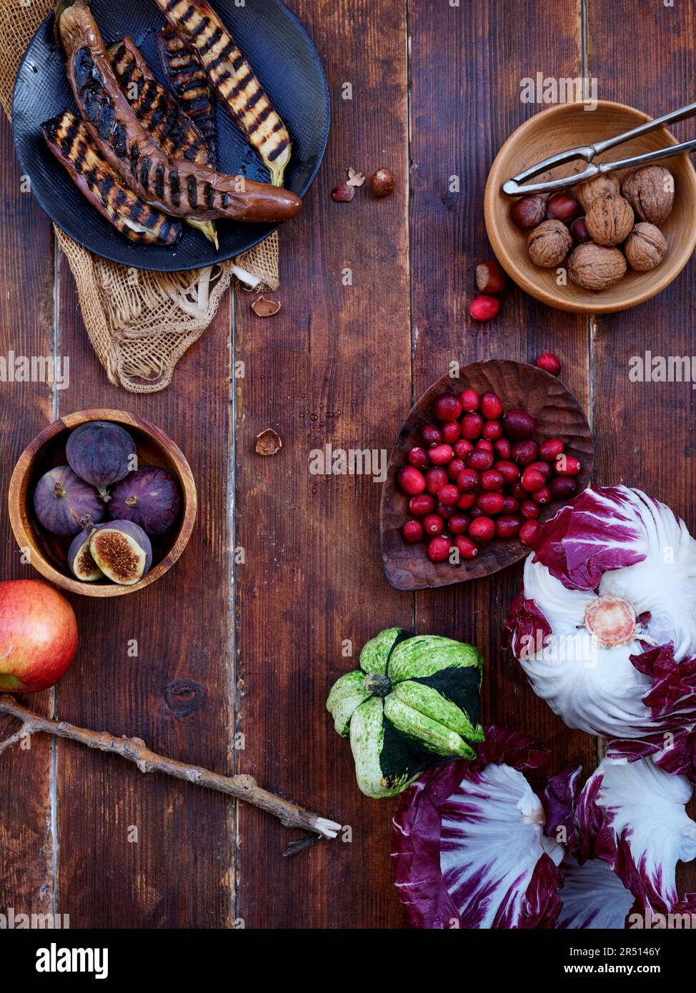 Piatto disporre verdure e frutta di stagione, ingredienti vegetariani sani su uno sfondo di legno Foto Stock