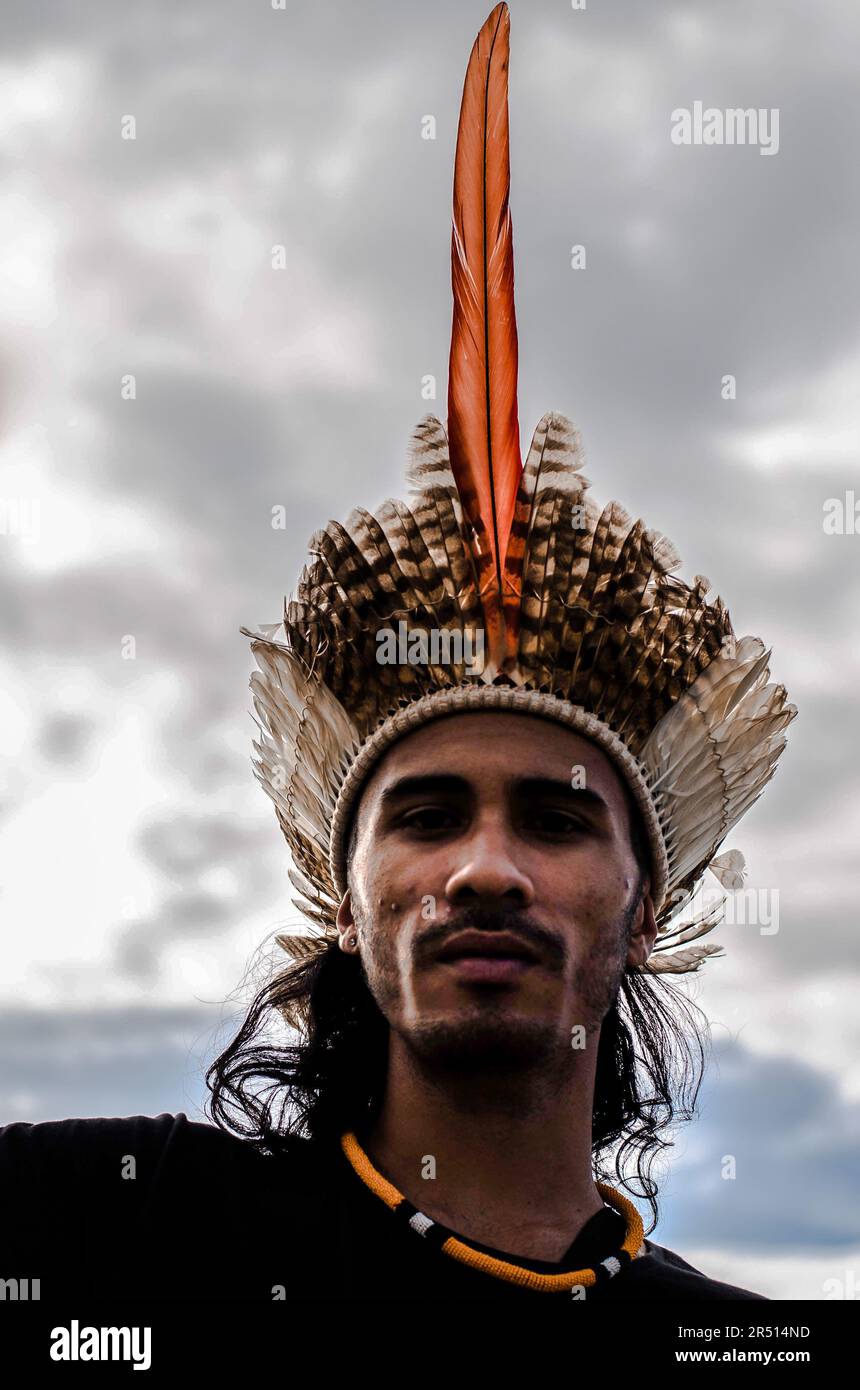 Rio De Janeio, Brasile. 30th maggio, 2023. Un protester partecipa alla manifestazione. La tesi temporale di Marco, indigeni, e sostenitori del movimento indigeno si è incontrata a Museu do Amanhã, nel centro di Rio de Janeiro, per protestare contro il PL490. (Foto di Ramon Vellasco/SOPA Images/Sipa USA) Credit: Sipa USA/Alamy Live News Foto Stock