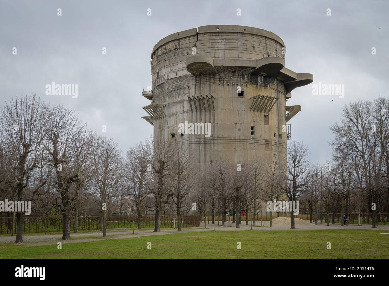 La famosa torre flak della seconda guerra mondiale nell'Augarten a Vienna, Austria Foto Stock