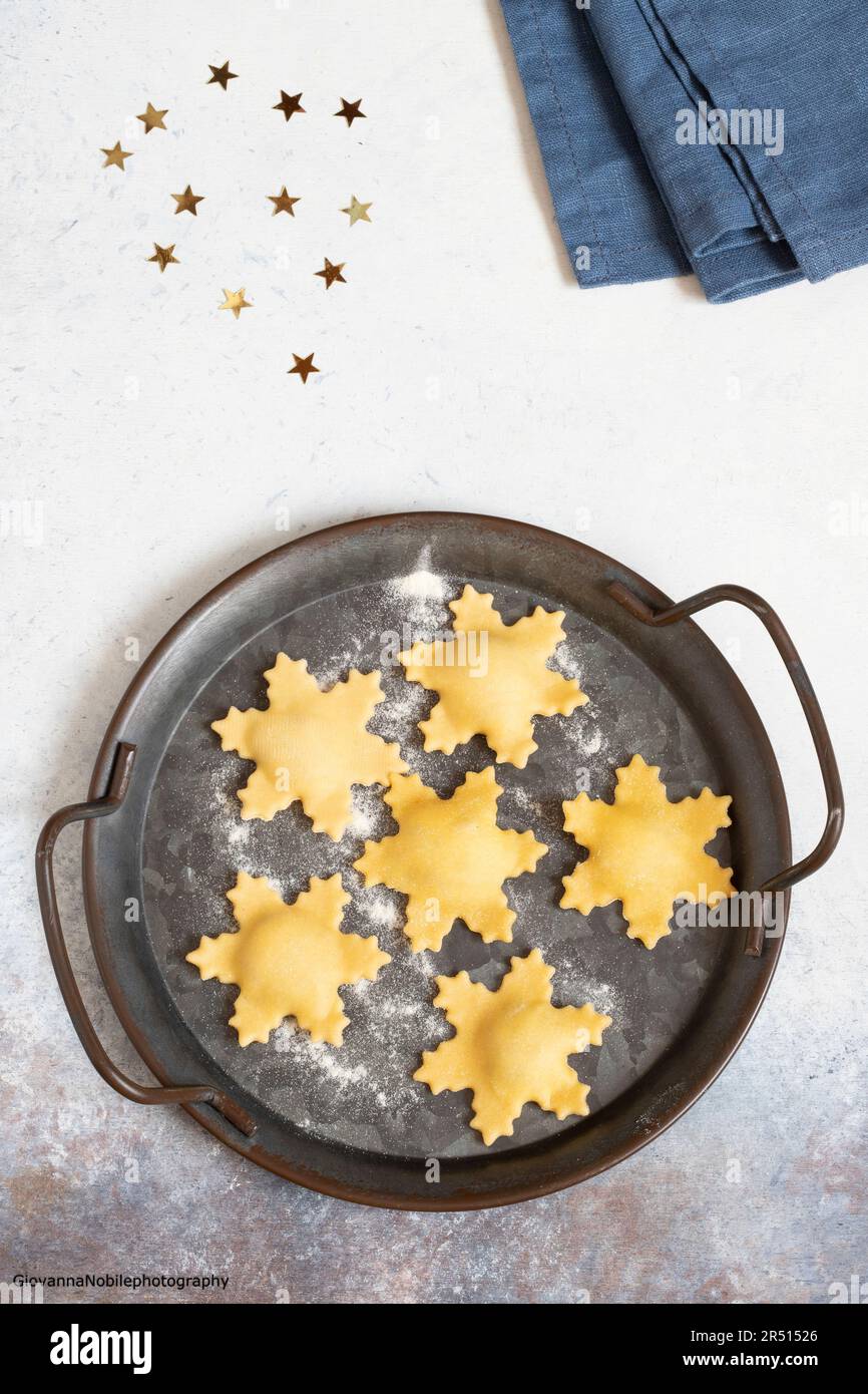 Ravioli con Crescenza e carciofi per Natale (pronti per cucinare) Foto Stock