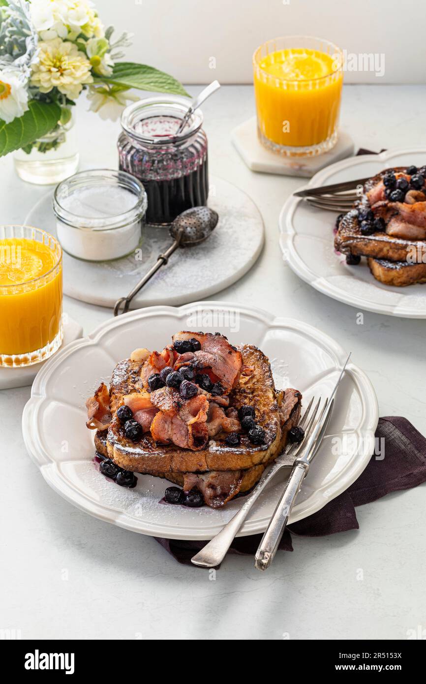 Toast francese ai mirtilli con pancetta Foto Stock