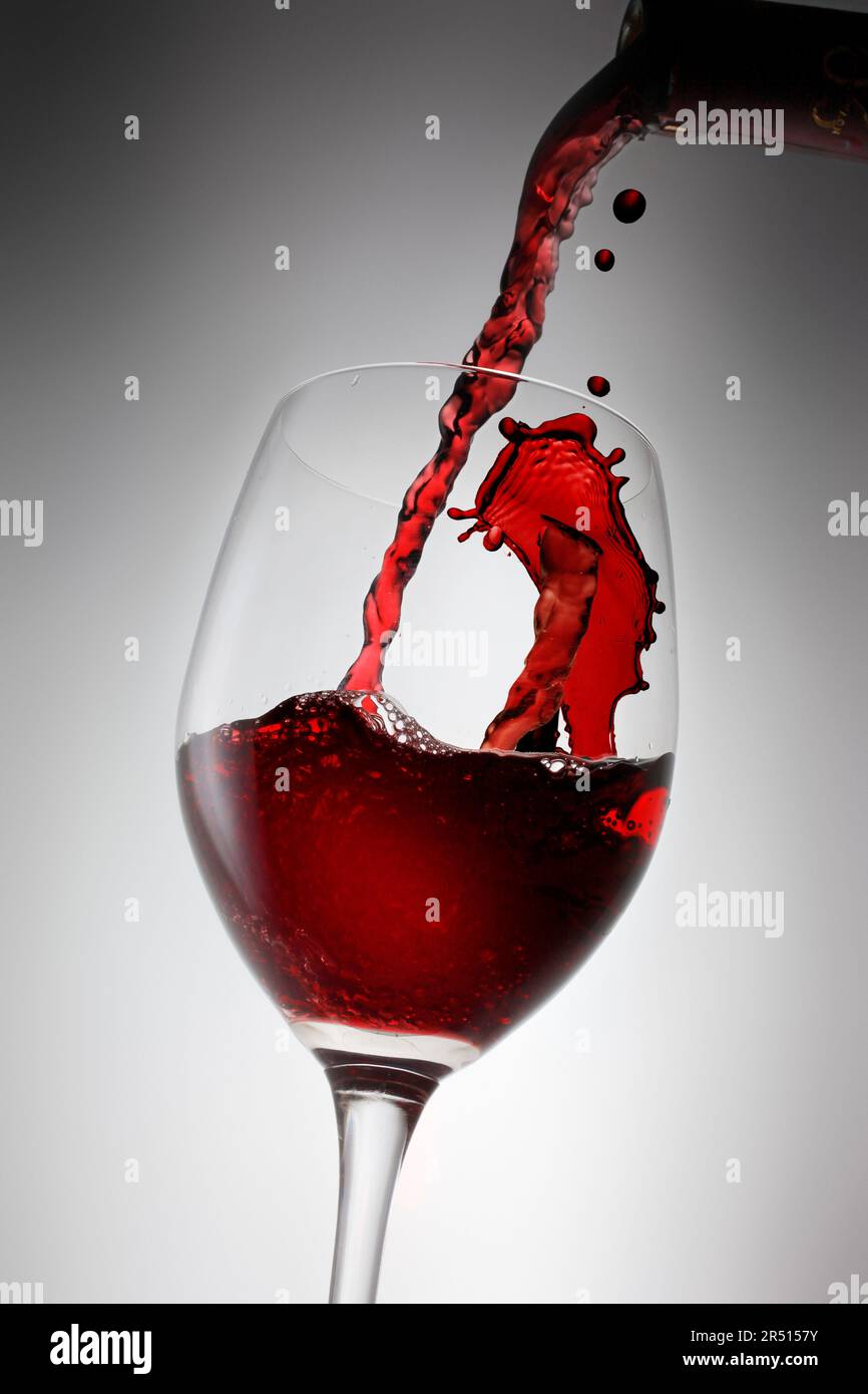 Versare il vino rosso Foto Stock