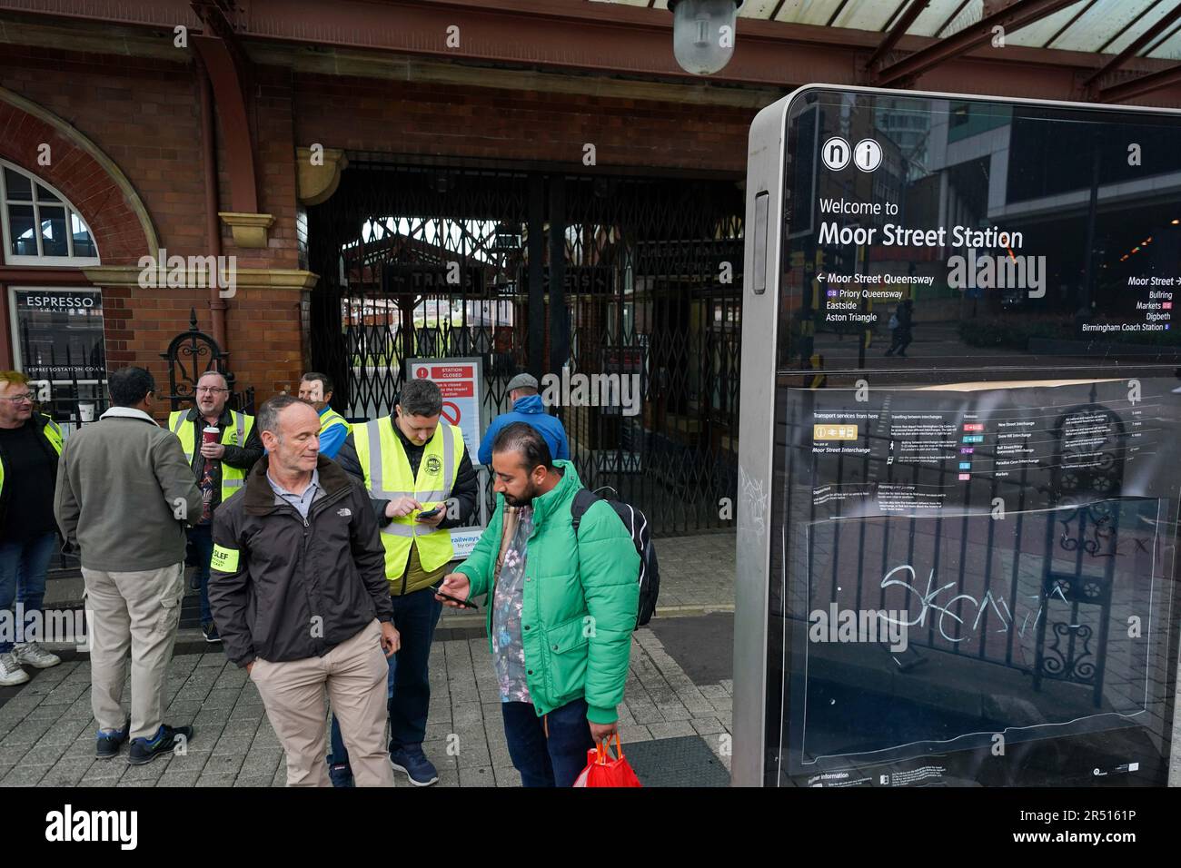 I membri del sindacato dei conducenti Aslef aiutano un passeggero con opzioni di viaggio alternative sulla linea picket alla stazione di Moor Street a Birmingham. Nei prossimi giorni i passeggeri delle ferrovie subiranno nuove perturbazioni nei viaggi a causa di ulteriori scioperi nelle dispute a lungo termine sulle retribuzioni, i posti di lavoro e le condizioni. Data immagine: Mercoledì 31 maggio 2023. Foto Stock