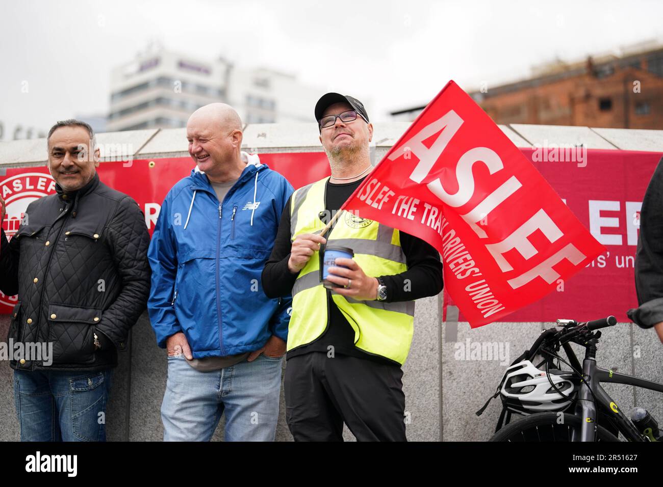 Membri del sindacato autisti Aslef sulla linea picket alla stazione di New Street a Birmingham. Nei prossimi giorni i passeggeri delle ferrovie subiranno nuove perturbazioni nei viaggi a causa di ulteriori scioperi nelle dispute a lungo termine sulle retribuzioni, i posti di lavoro e le condizioni. Data immagine: Mercoledì 31 maggio 2023. Foto Stock