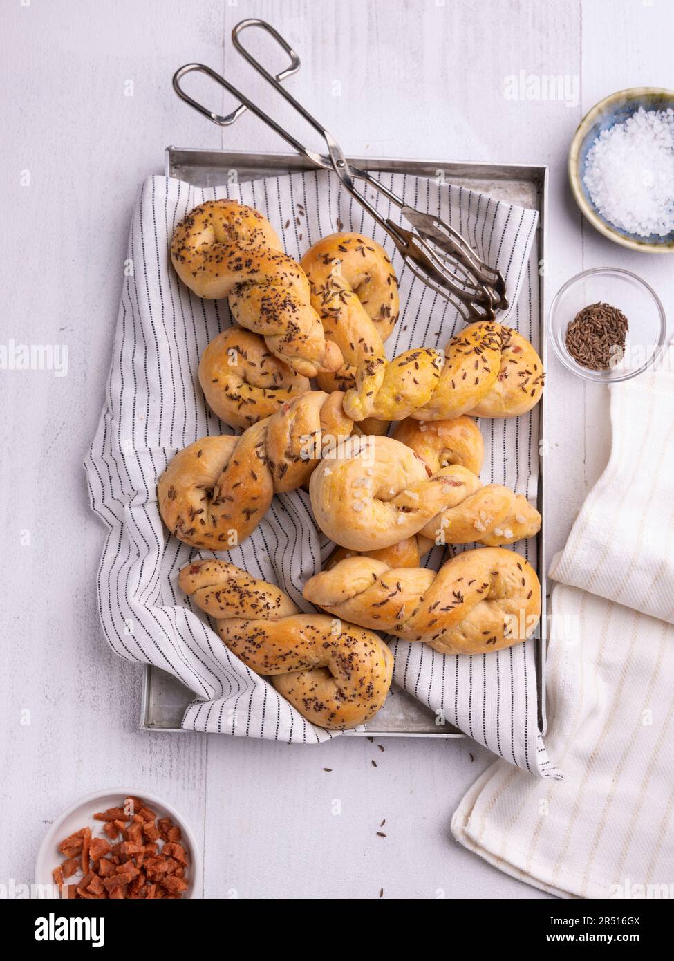 Panini piatti svevi (pasta di lievito con pancetta vegana) Foto Stock