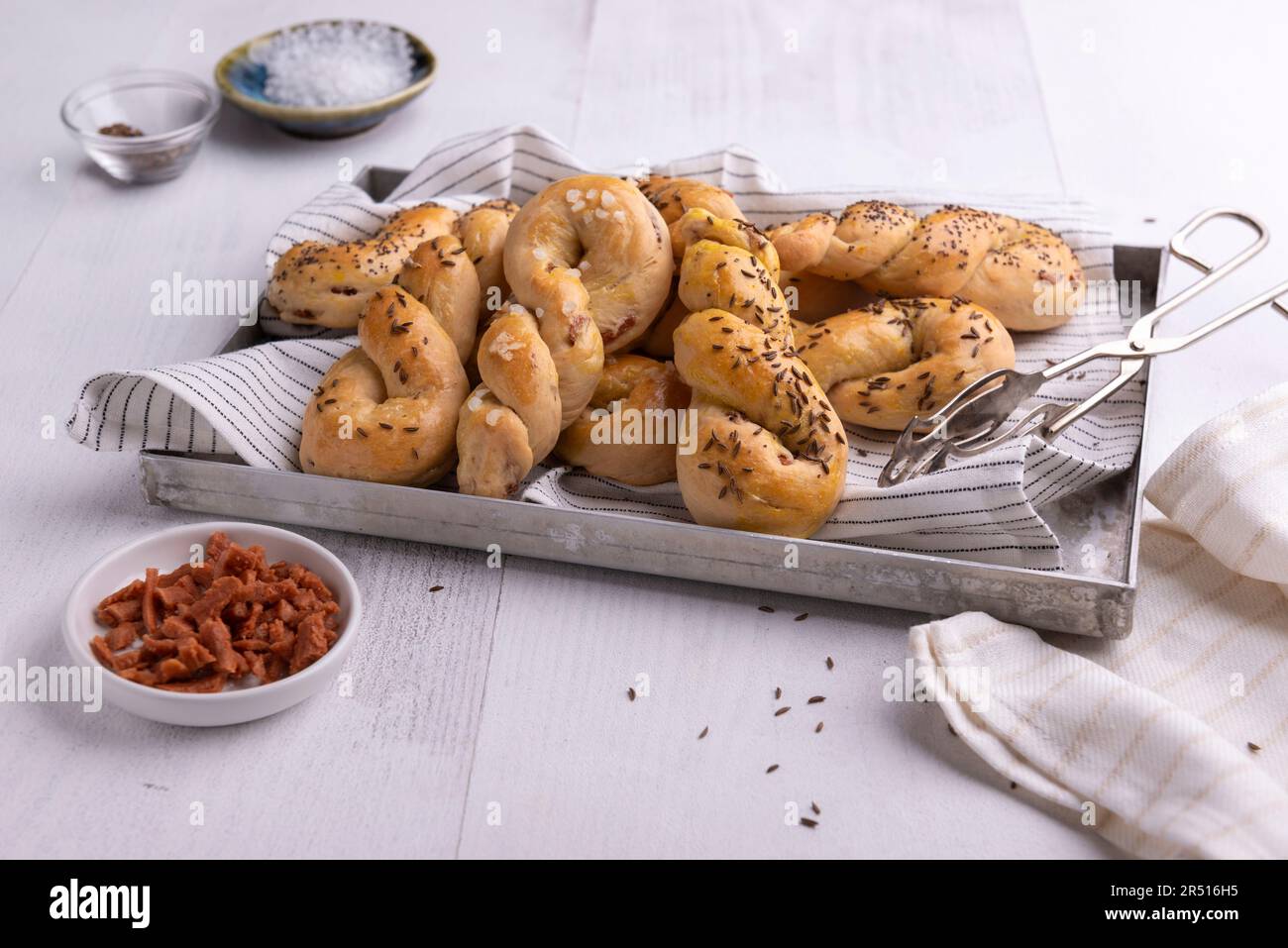 Panini piatti svevi (pasta di lievito con pancetta vegana) Foto Stock