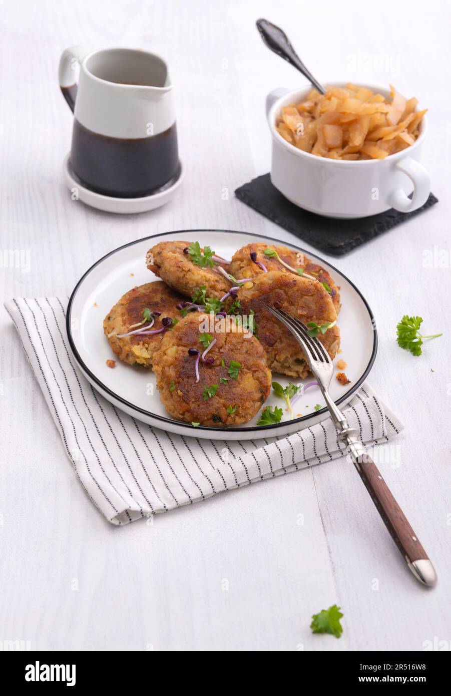 Polpettine di patate vegane con cavolo bavarese Foto Stock
