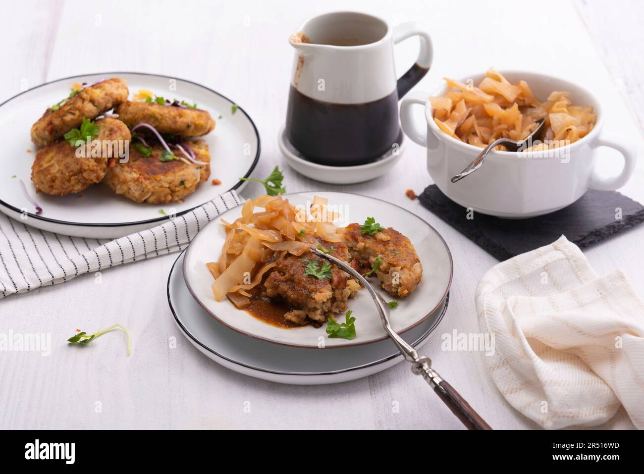 Polpettine di patate vegane con cavolo bavarese Foto Stock