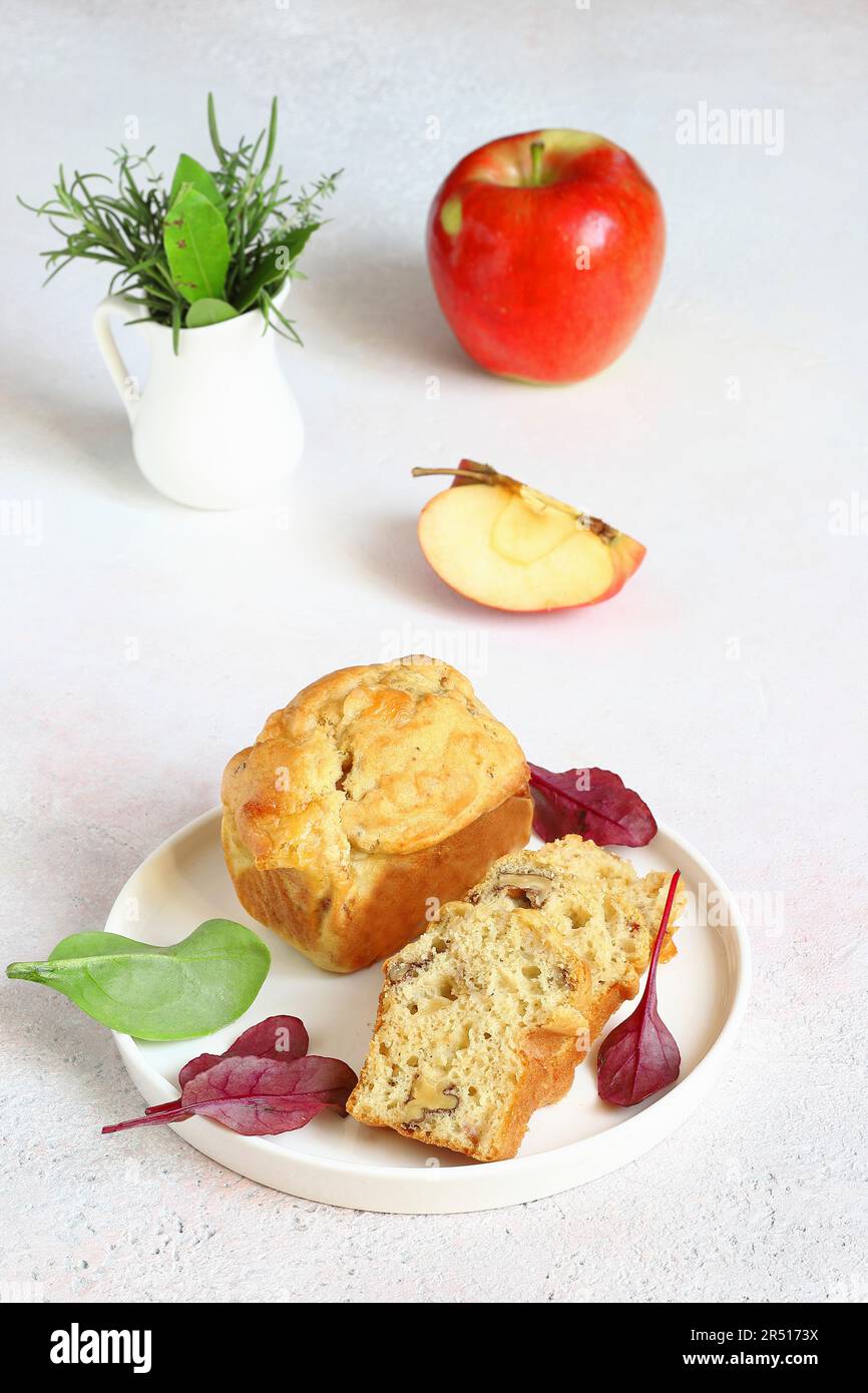 Mini torta con mela, pomodoro, formaggio e noci Foto Stock